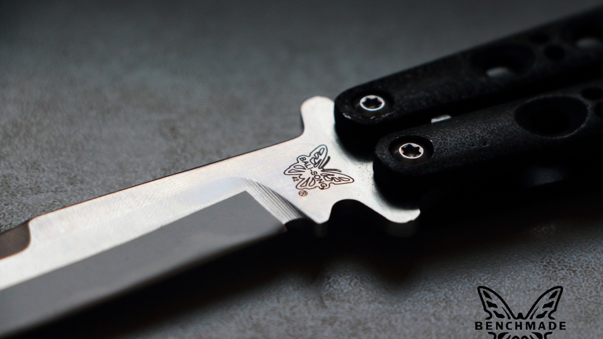 Гравировка бабочка на ноже