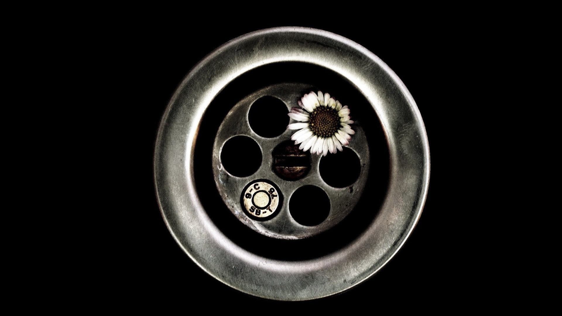 Цветок вместо пули в револьвере