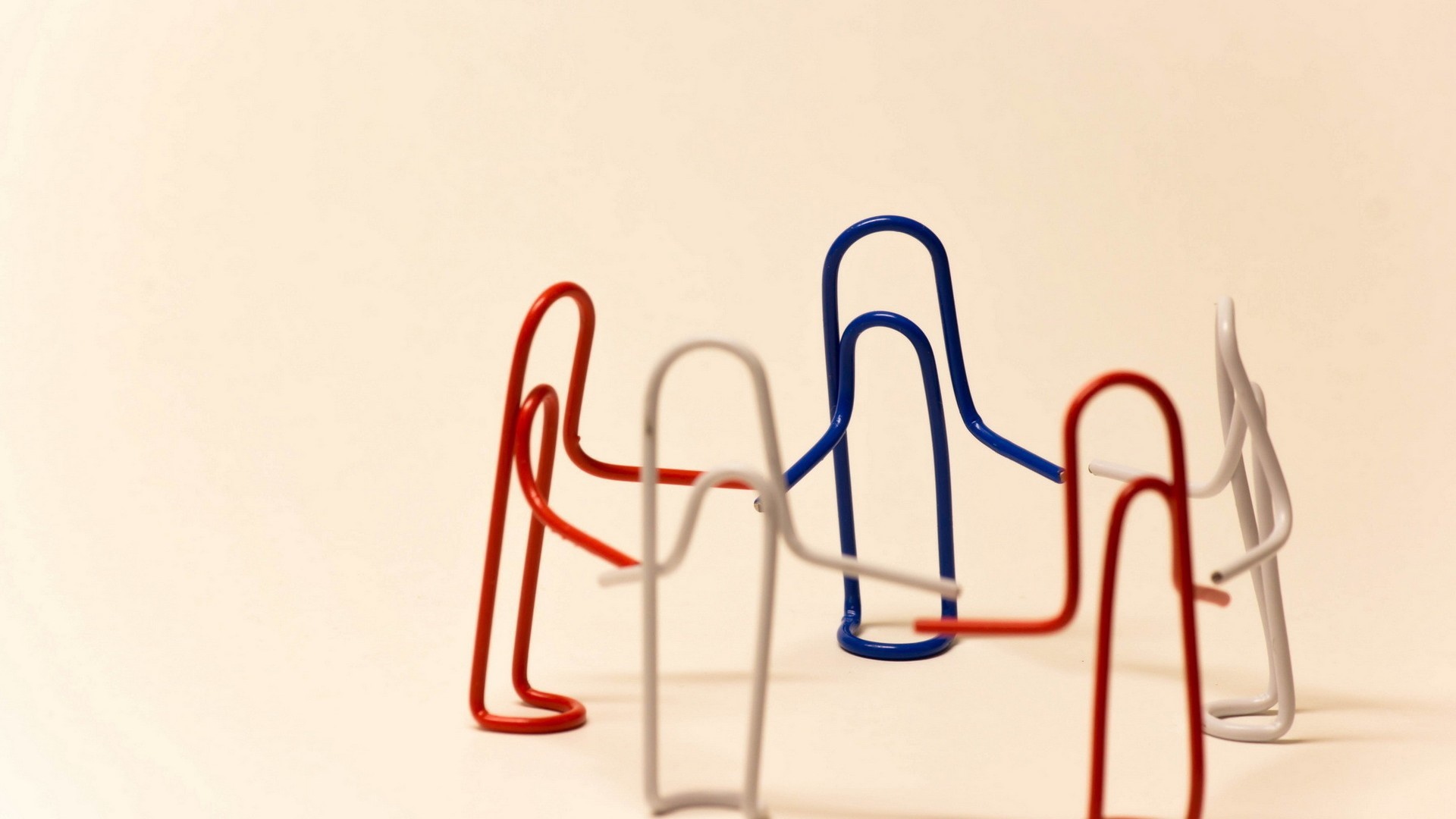 Дружба канцелярских скрепок