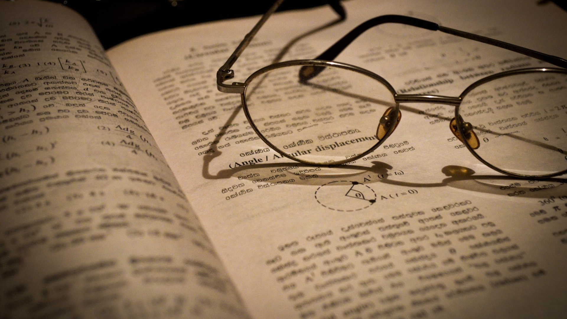 Очки на учебнике