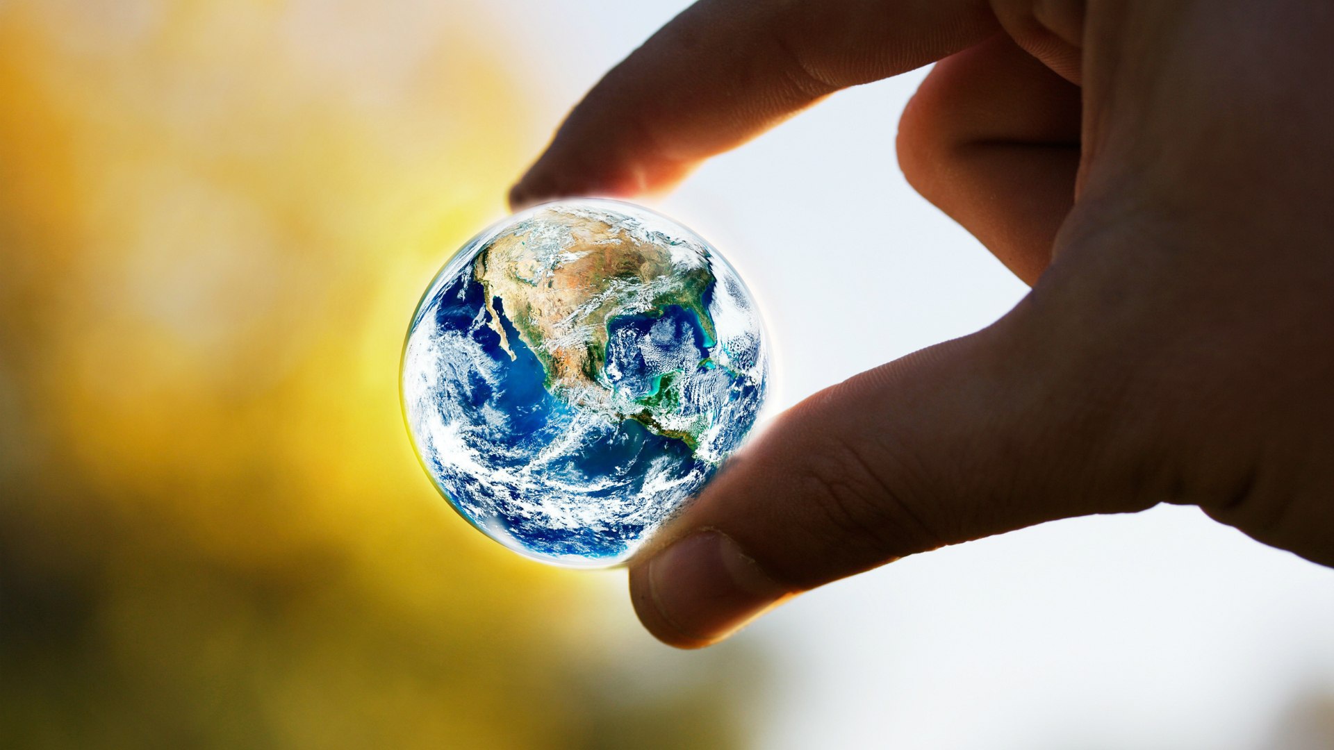 Земной шар в пальцах