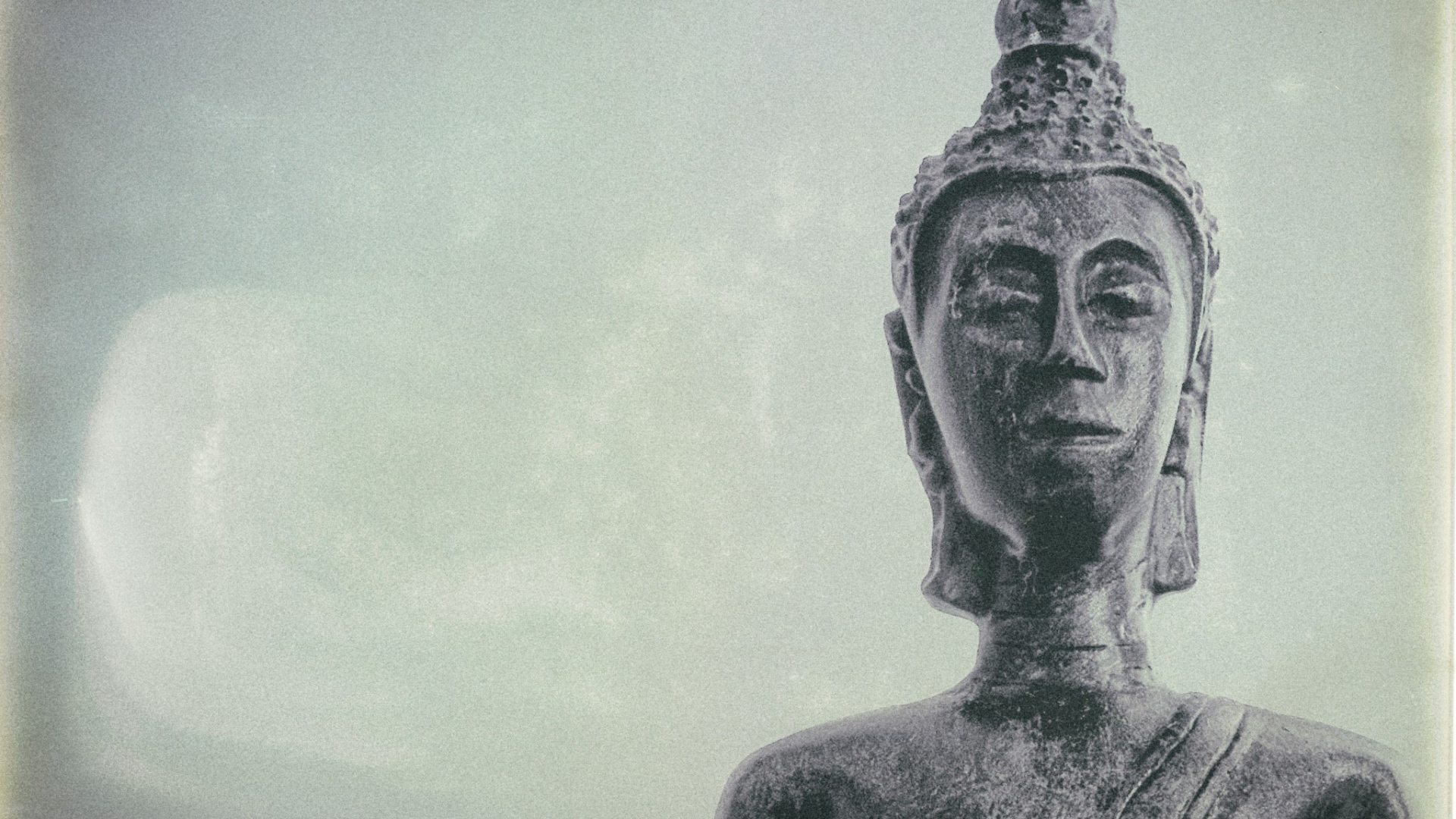 Голова Будды из камня