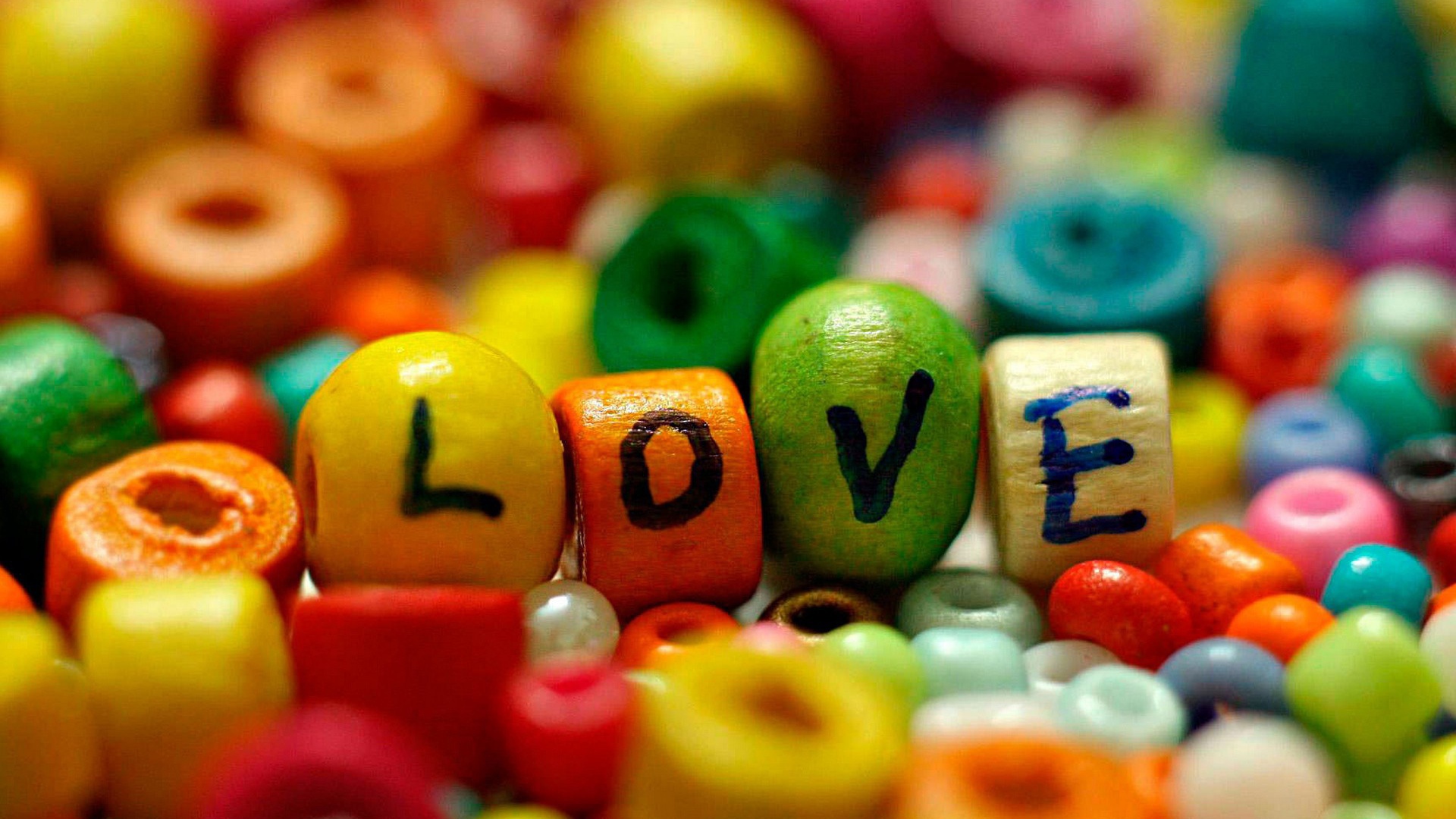 Надпись Любовь на деревянных бусинках