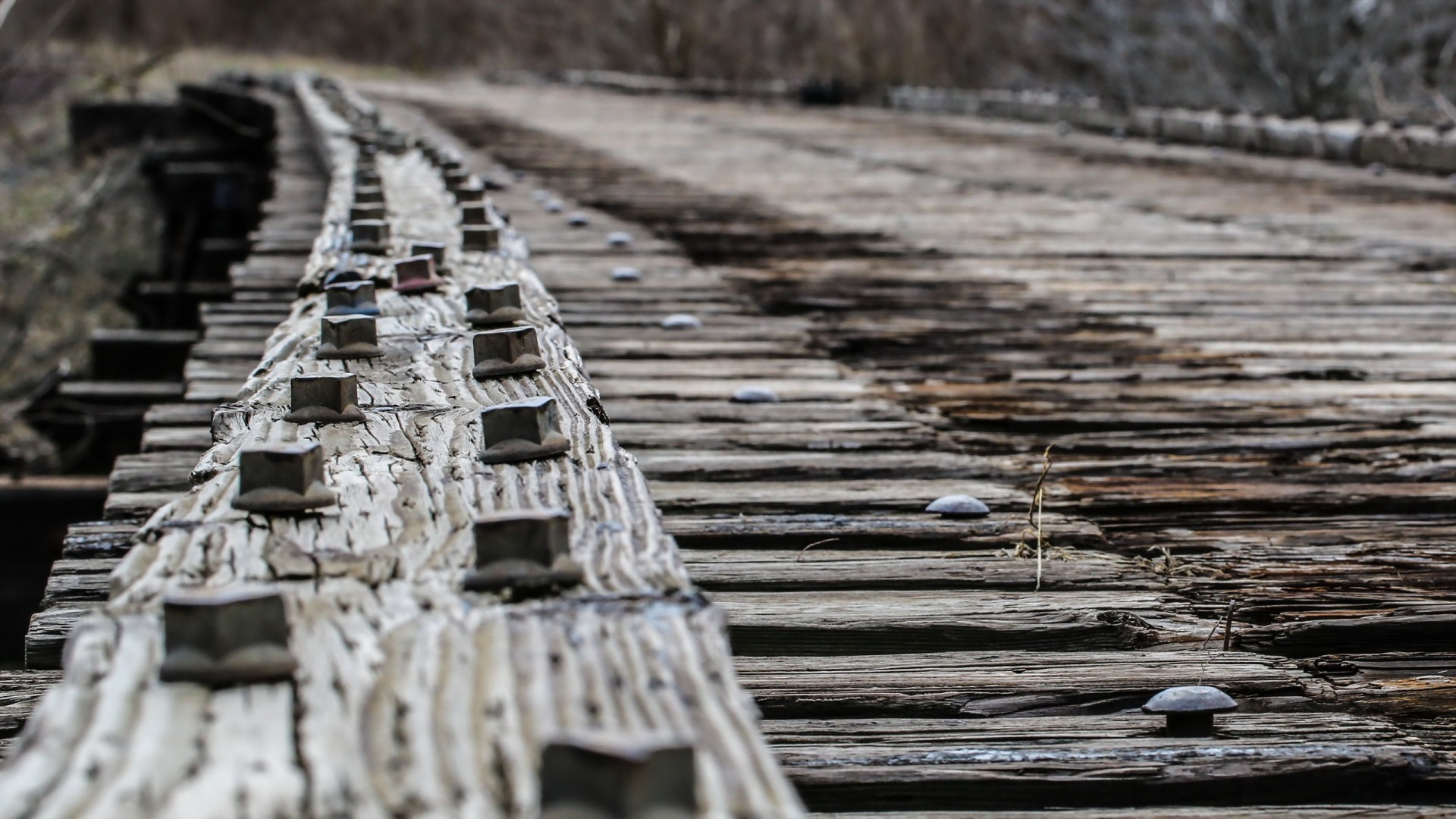 Железные болты креплений деревянного моста