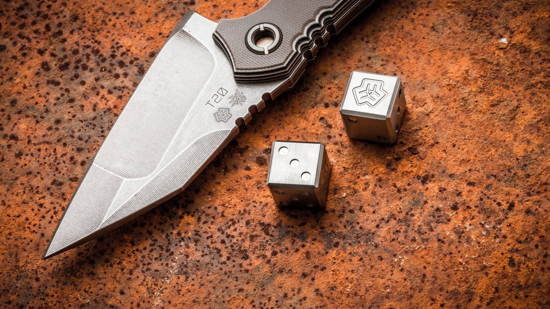 Нож и кубики для игры из металла