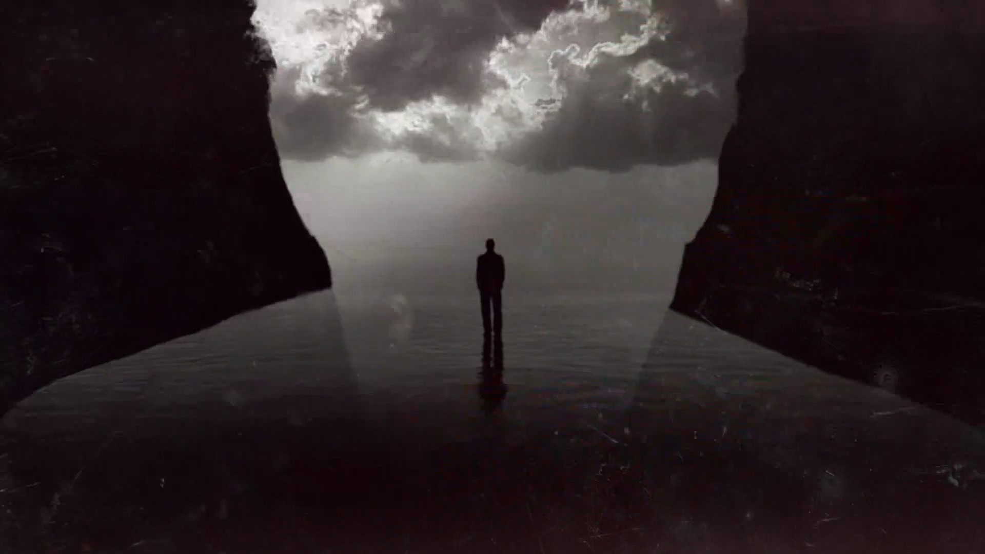 Человек между двух скал