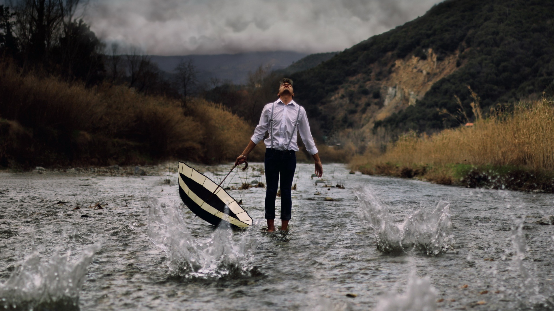 Парень с зонтом в реке