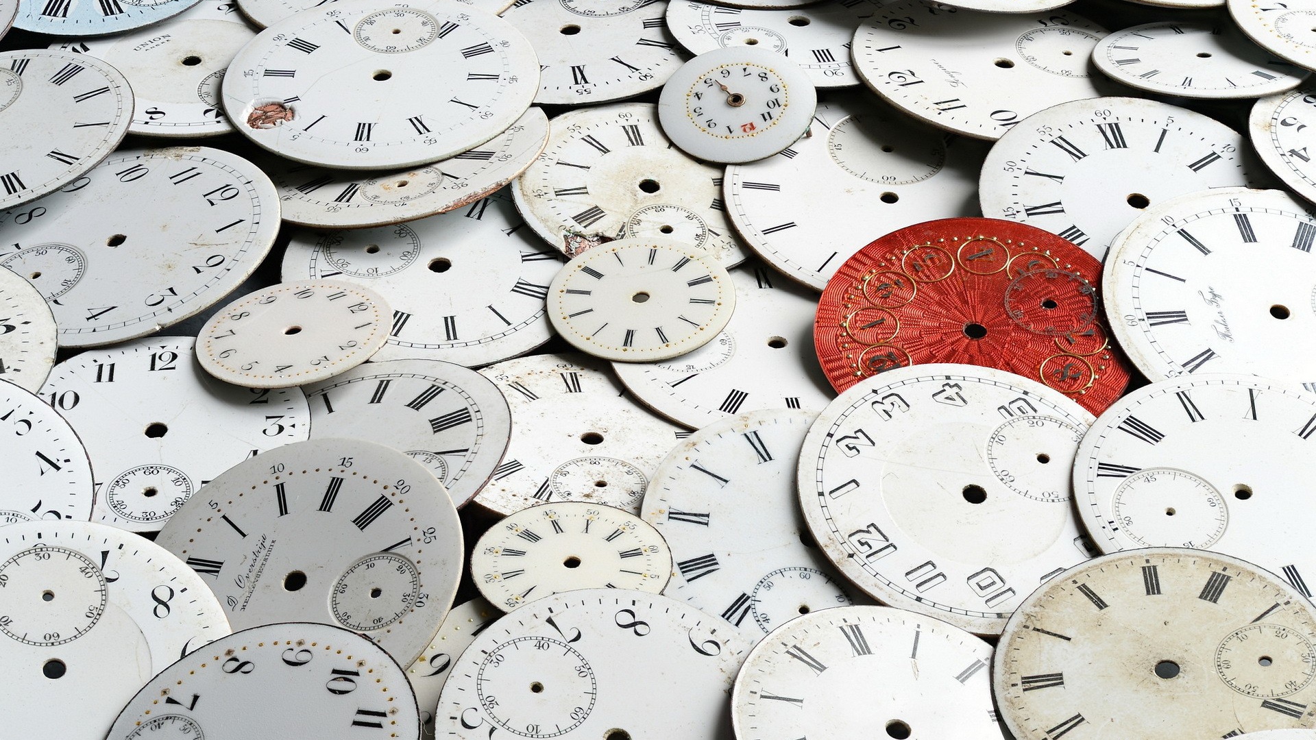 Много циферблатов для часов