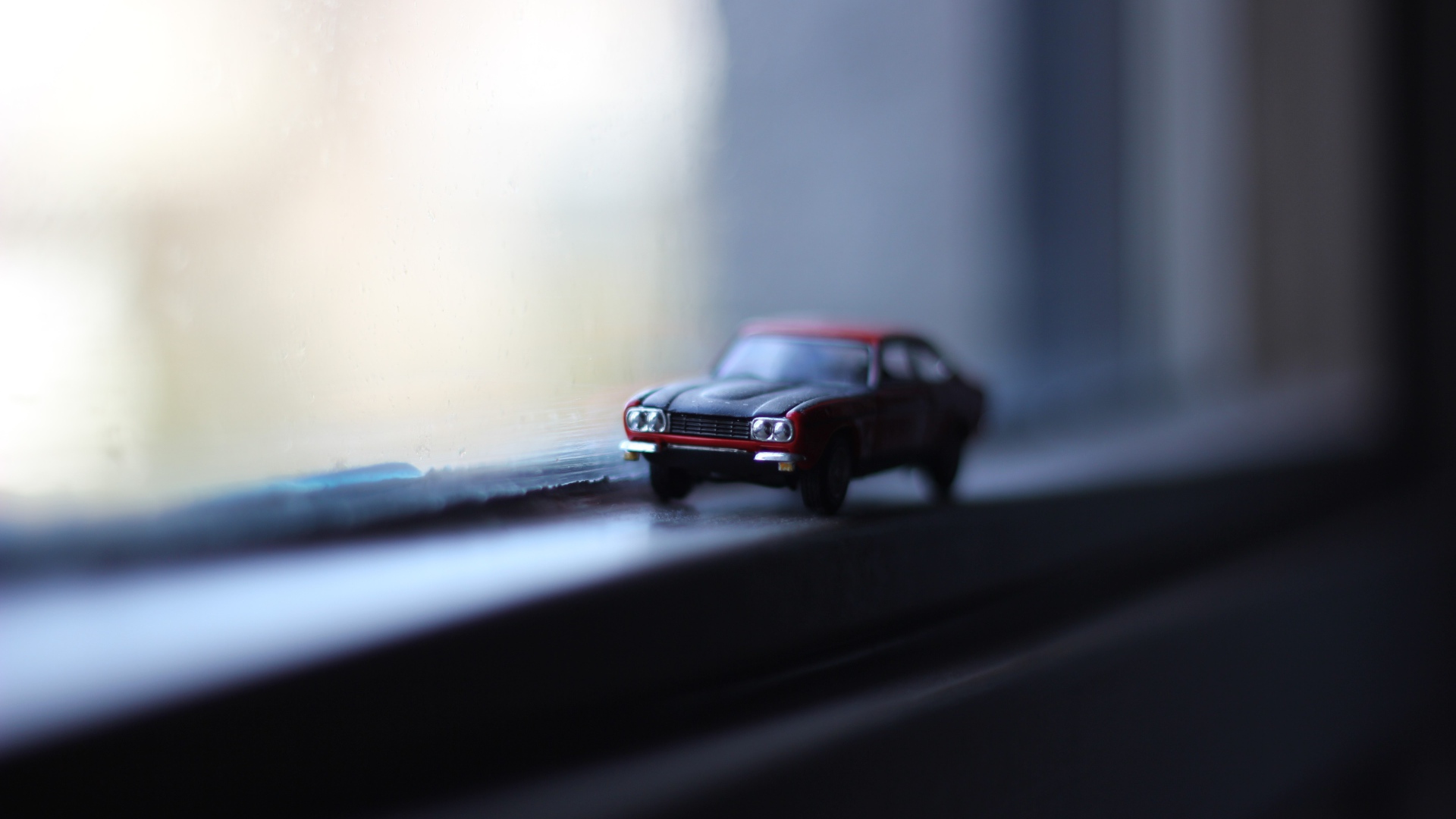 Модель автомобиля у окна