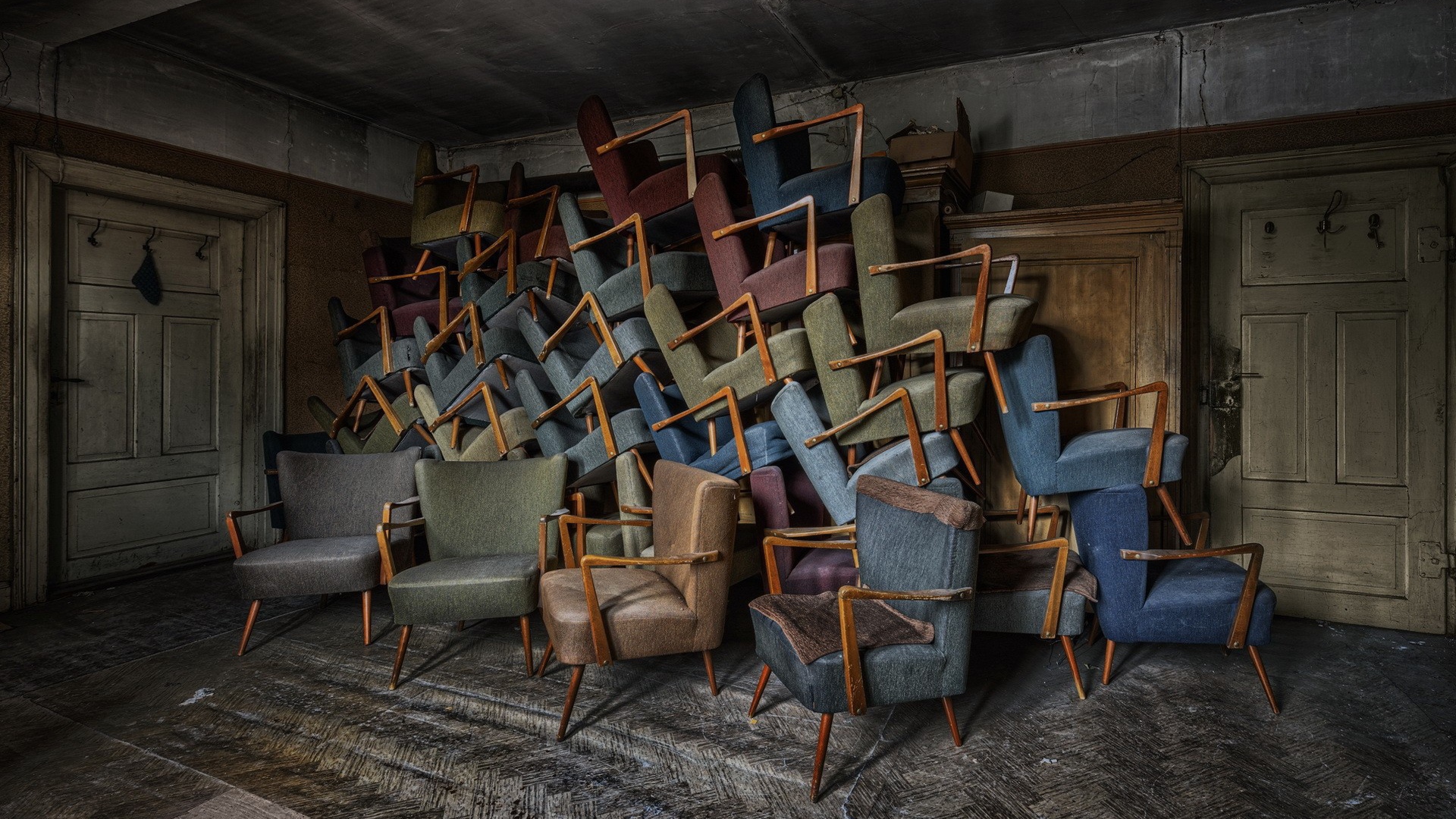 Гора старых кресел