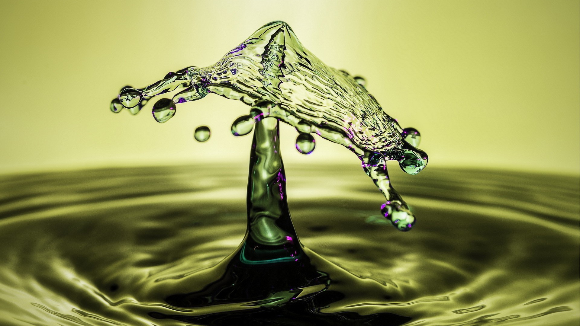 Гриб из всплеска воды