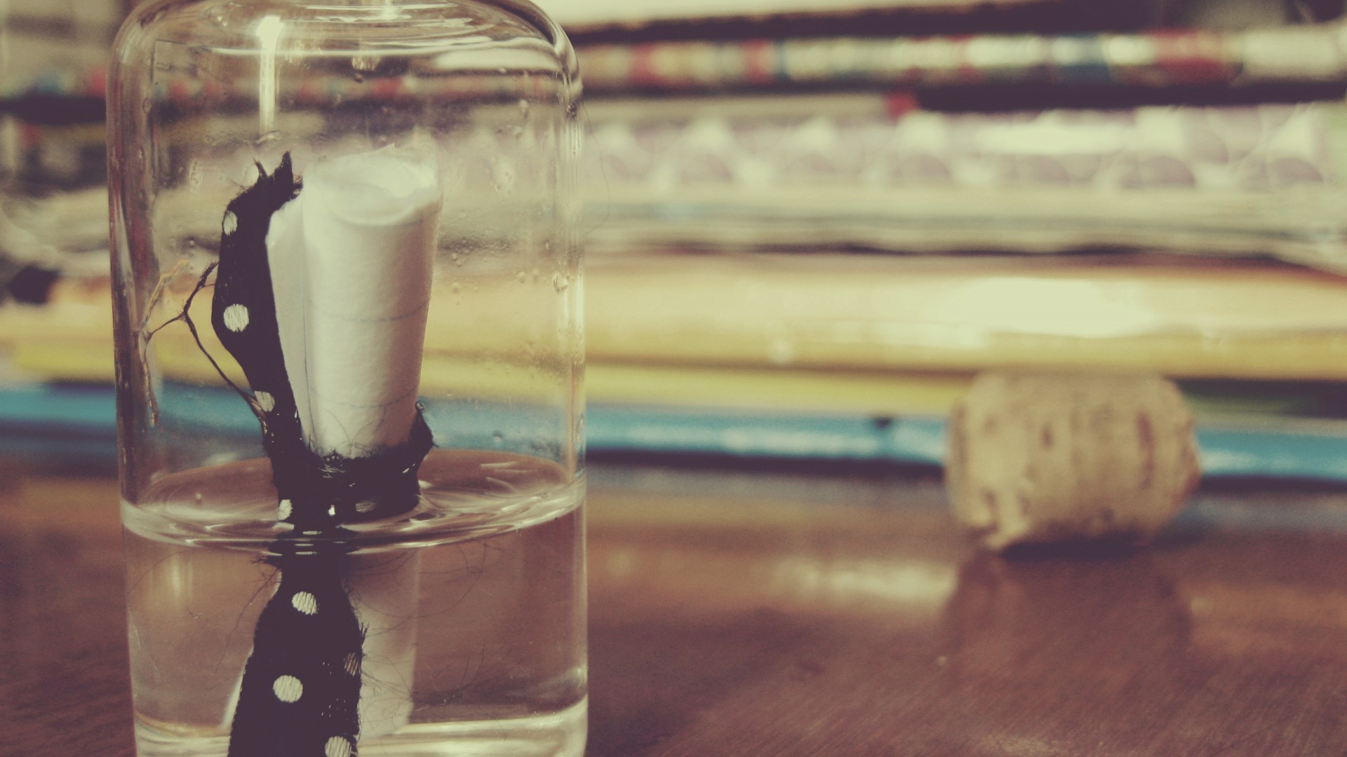 Записка лежит в стеклянной бутылке