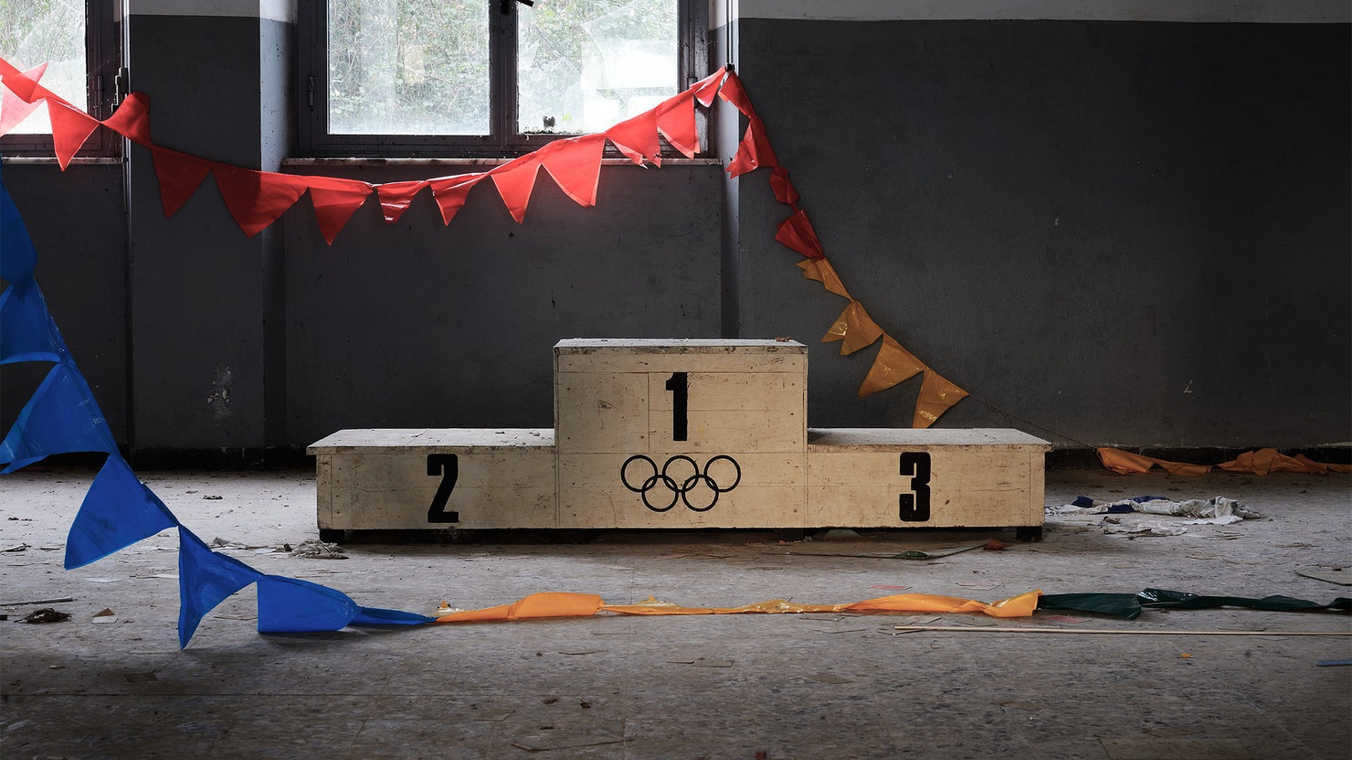 Пьедестал в заброшенном зале