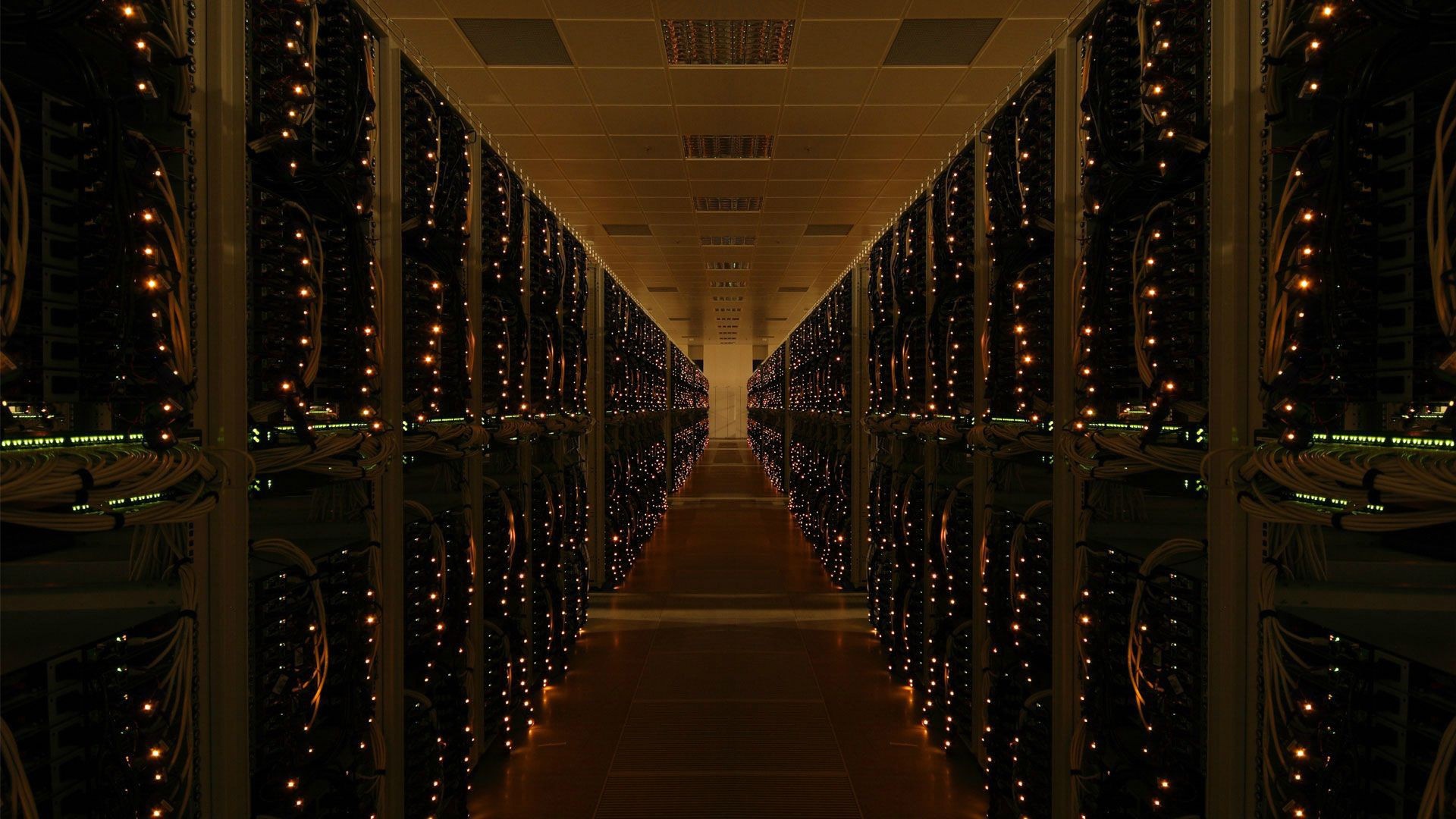Стойки с серверами в дата центре