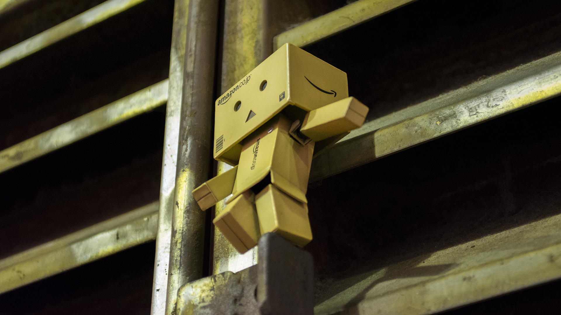 Робот Дандо на решетке вентиляции