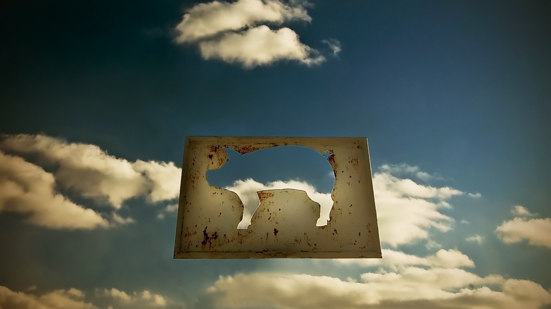 Силуэт свиньи на фоне неба