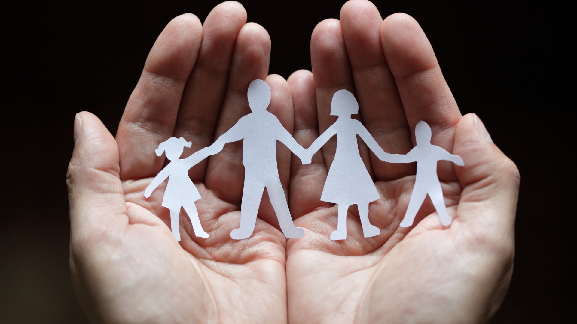 Силуэты из бумаги в руках