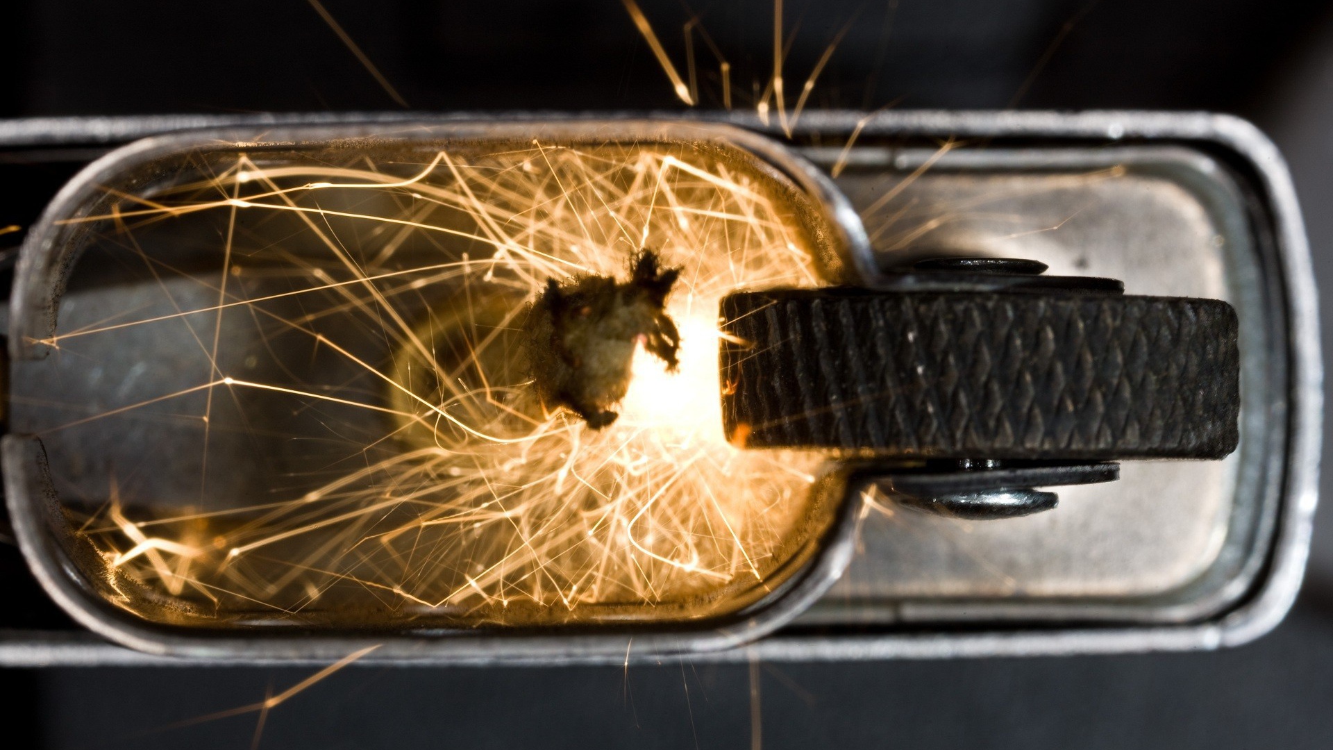 Искра из под кремния в зажигалке