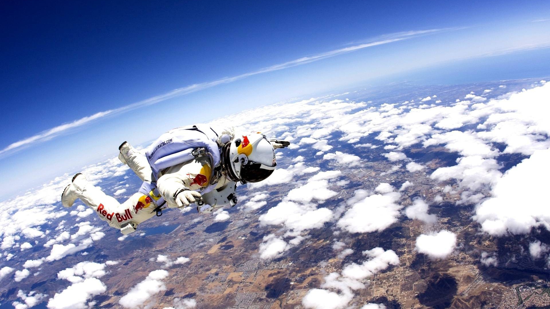 Стратонавт над облаками