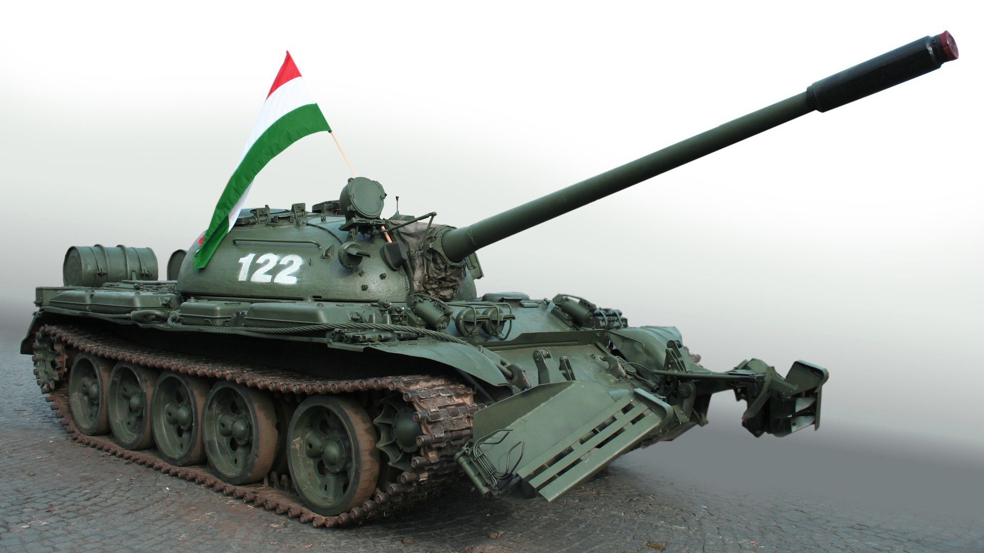 Танк с флагом на башне