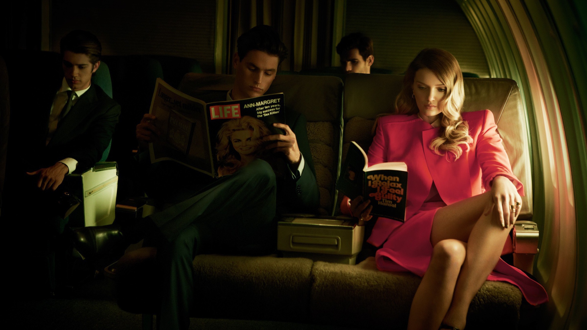 Пассажиры самолета коротают время за чтением