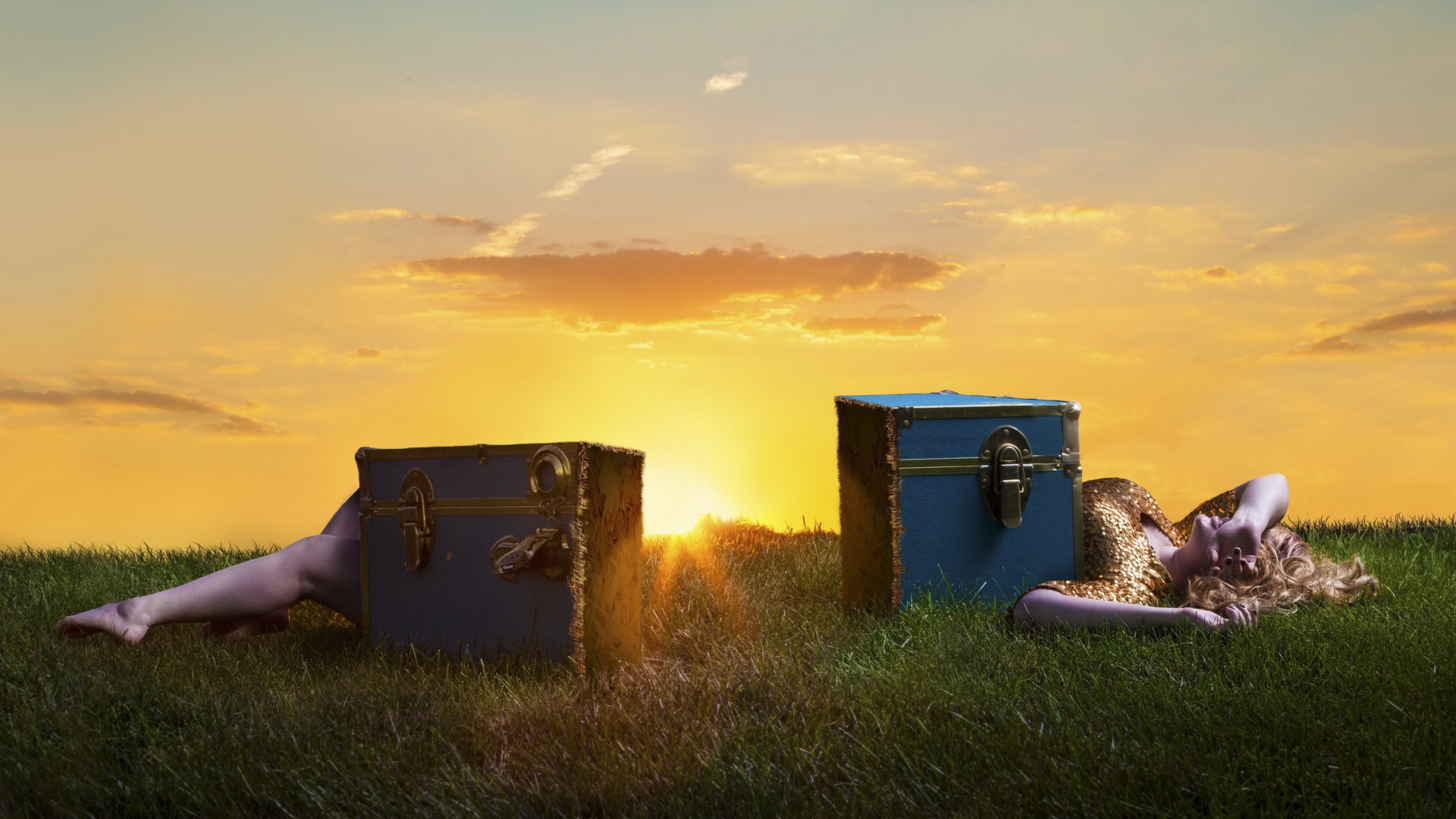 Фокус с разрезанной женщиной на природе