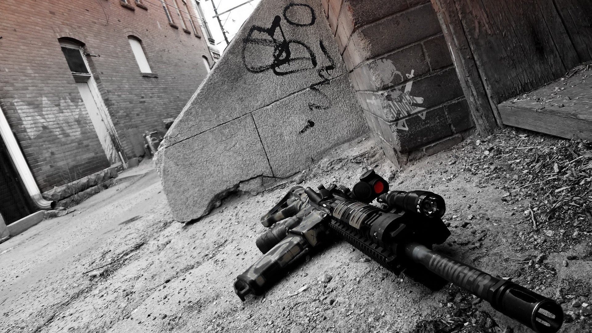 Оружие лежит у стены на улице