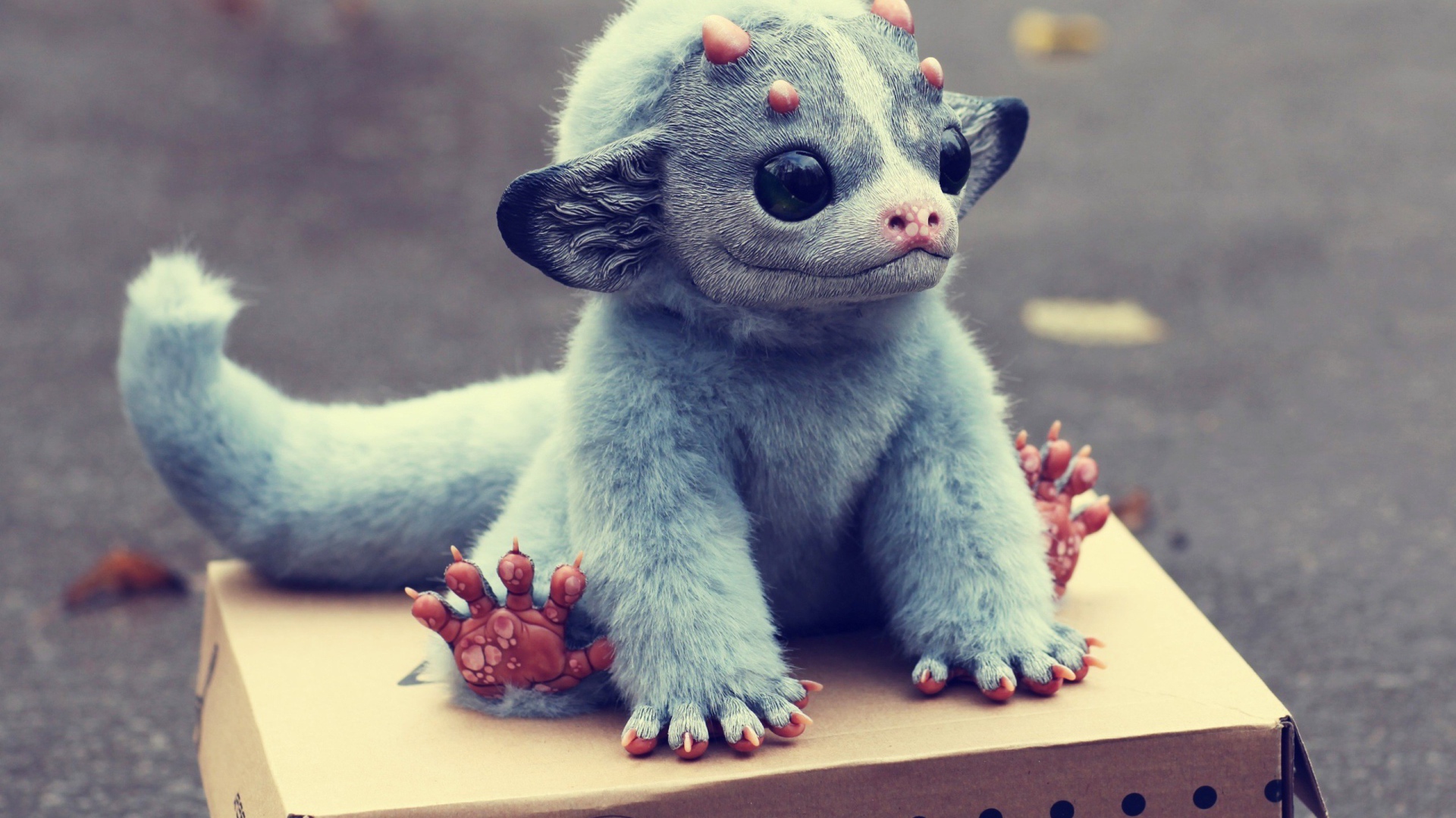 Игрушечный зверек на картонной коробке