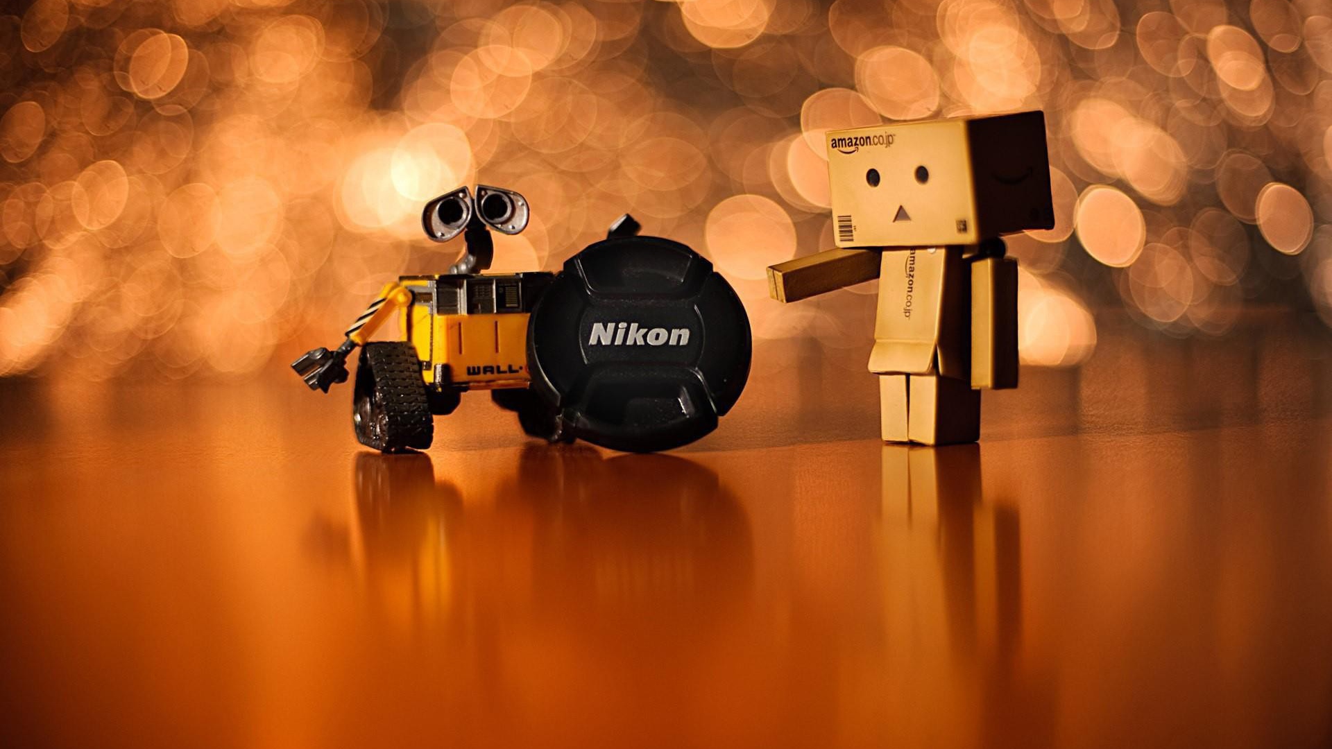 Валли и Дандо с крышкой от объектива Никон