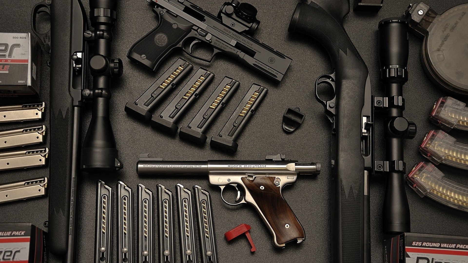 Оружие и боеприпасы на столе