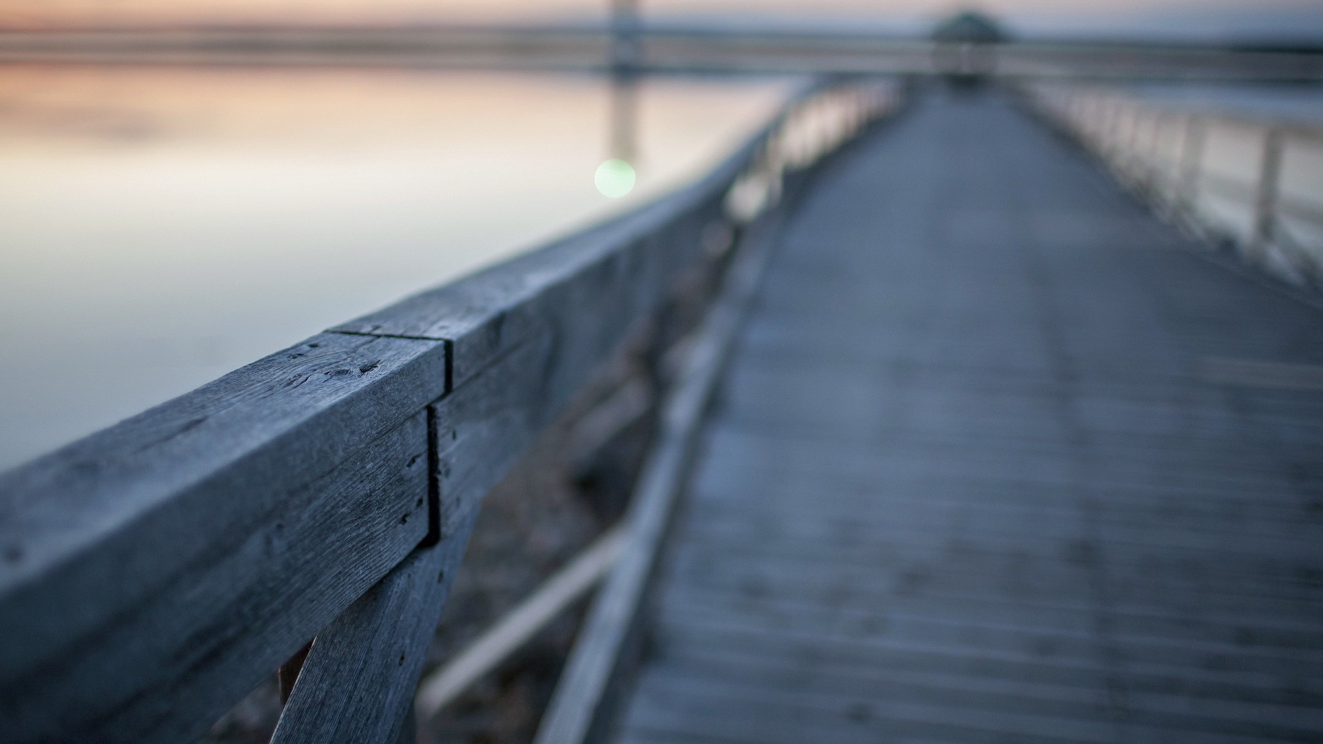 Перила деревянного моста через реку