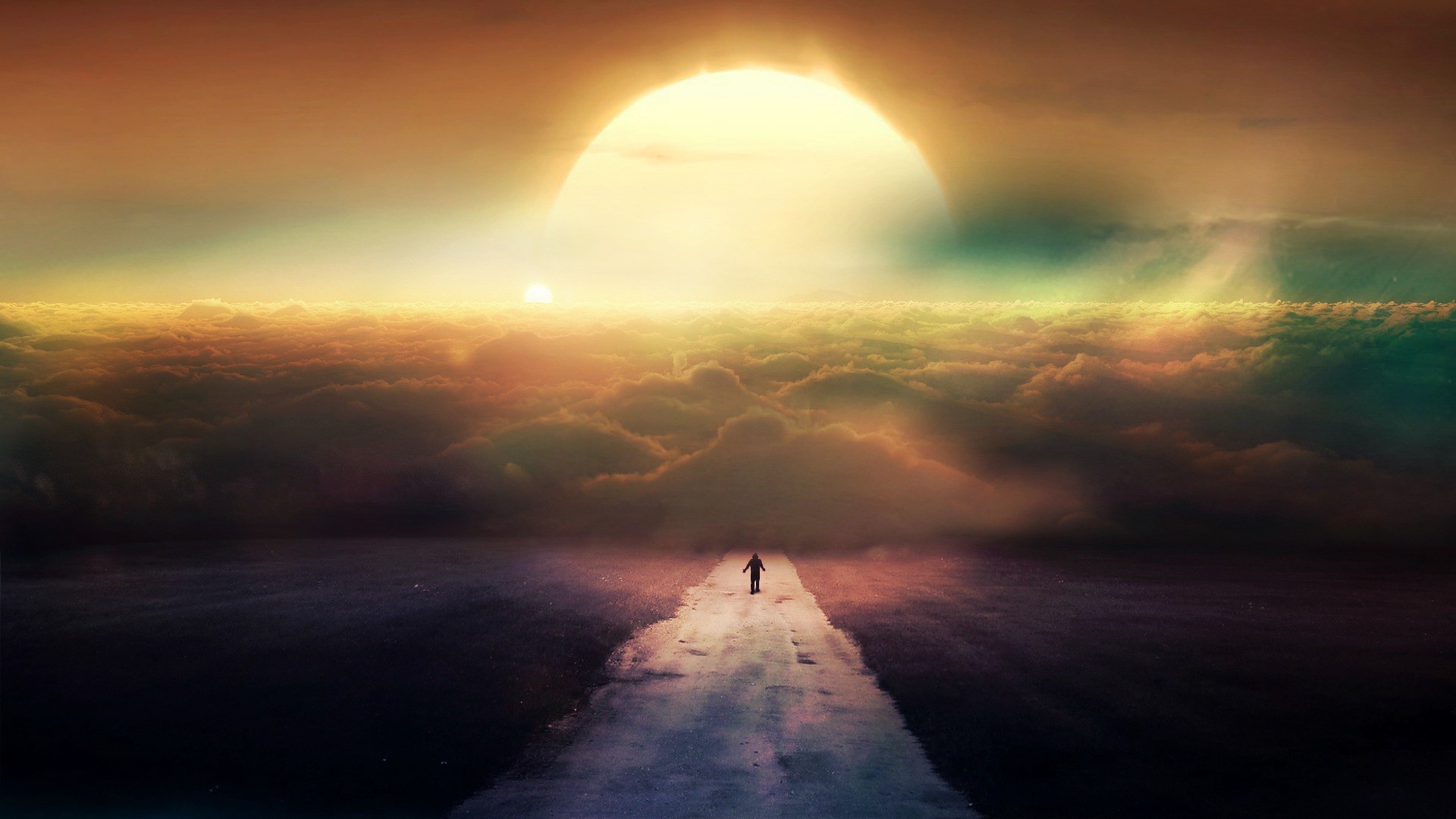 Человек идет на закат в облаках