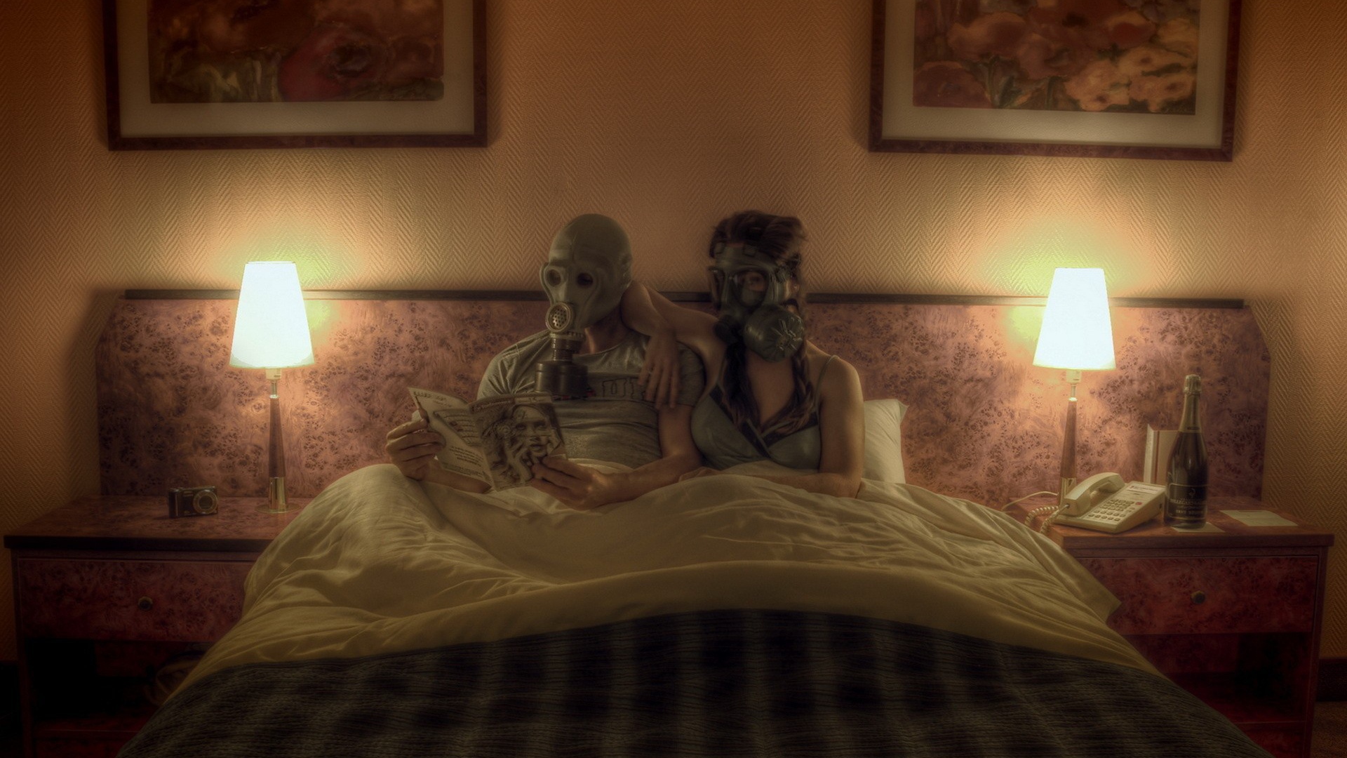 Семейная пара лежит в кровати в масках