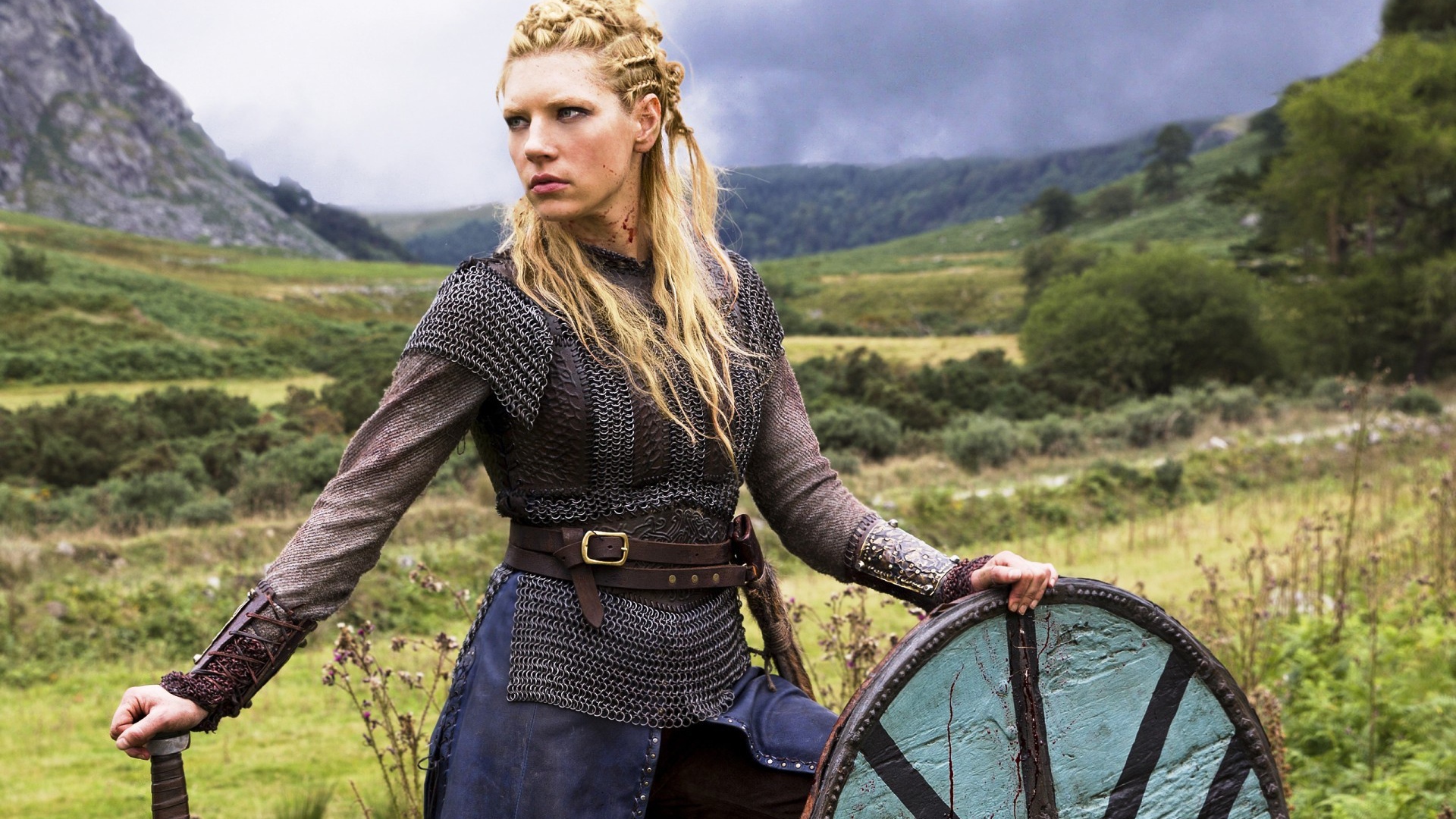 Актриса в роли девушки викинга