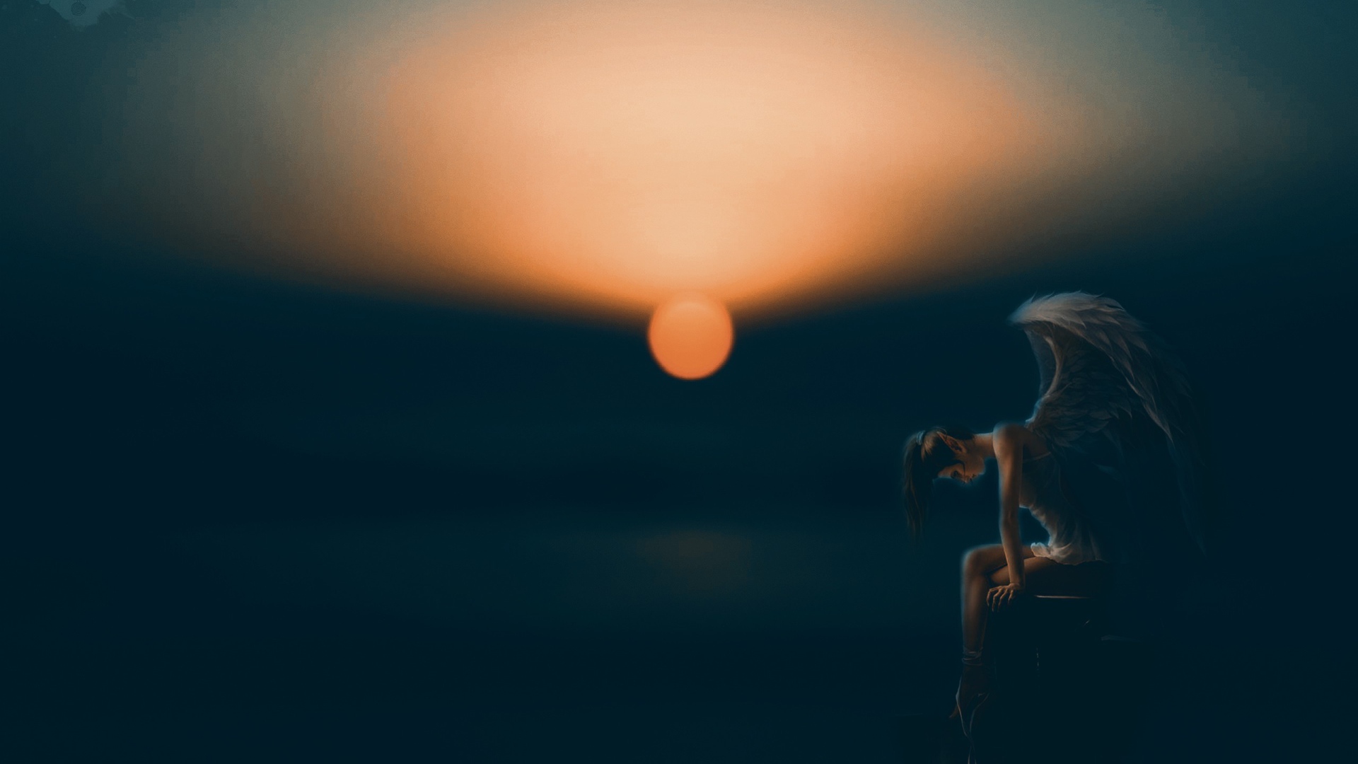 Ангел с черными крыльями на закате солнца