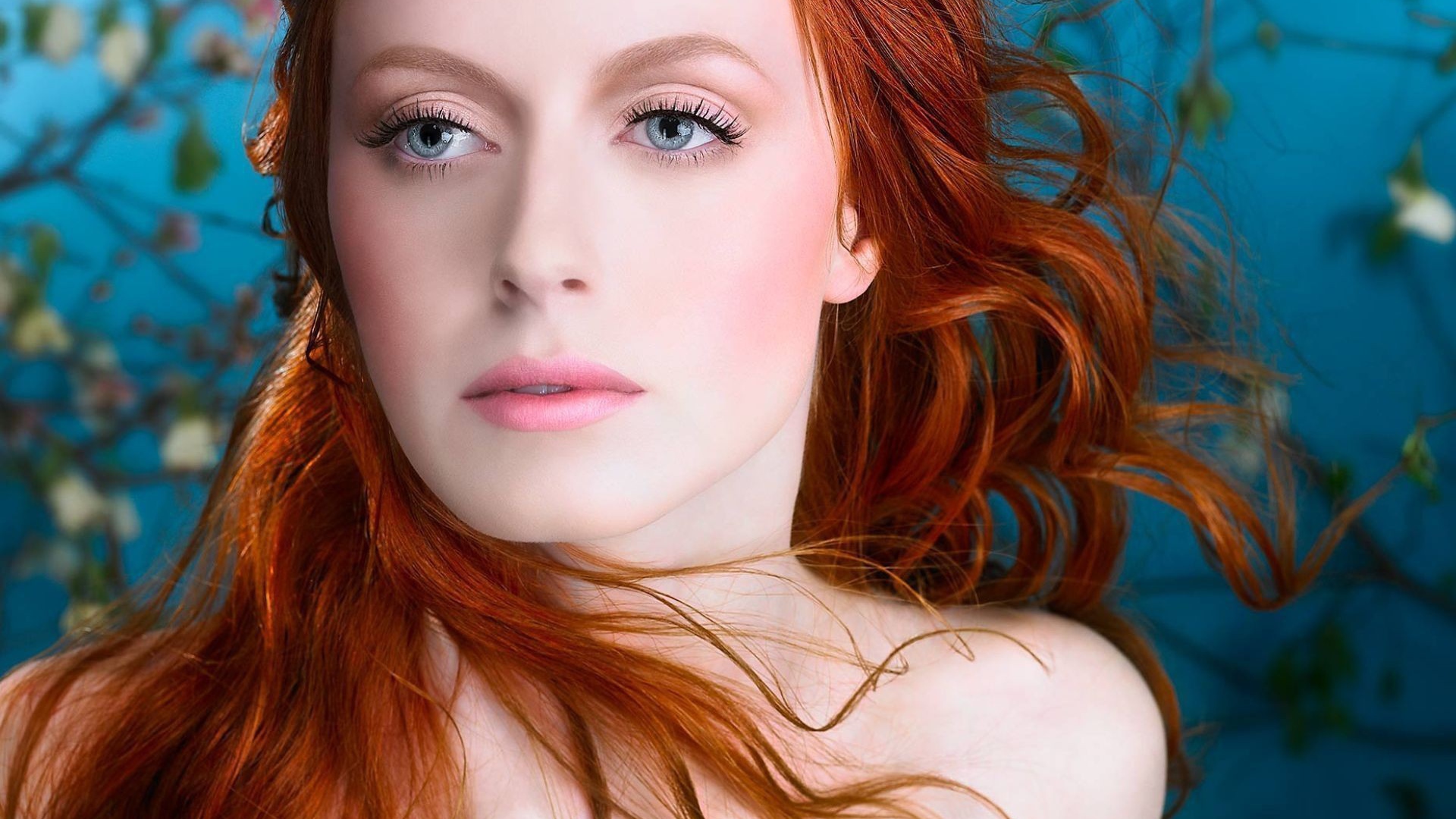 Лицо рыжей русалки