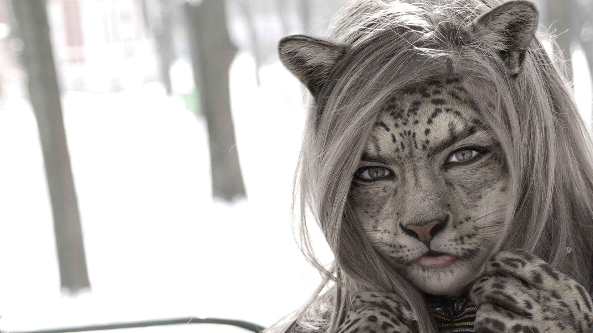 Девушка кошка на фоне снега