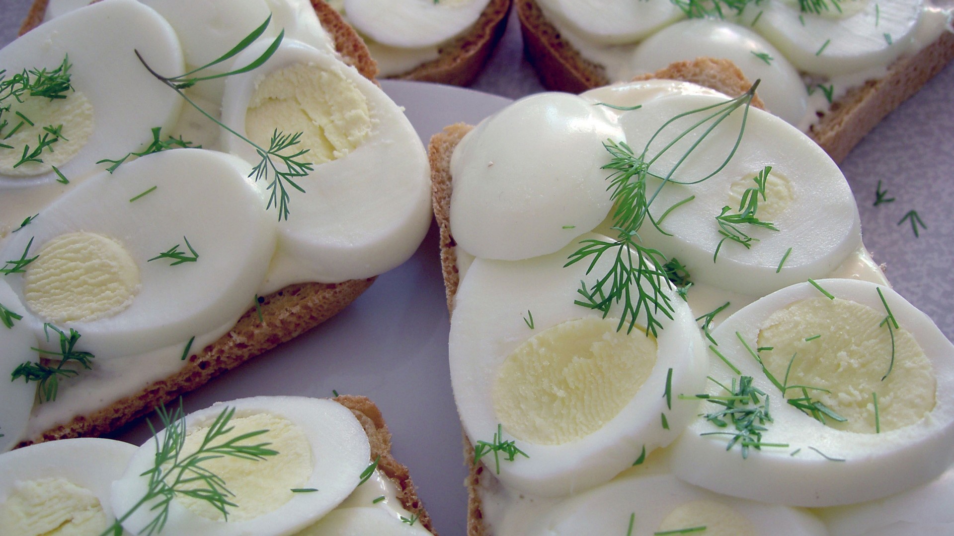 Вареные яйца с хлебом и укропом