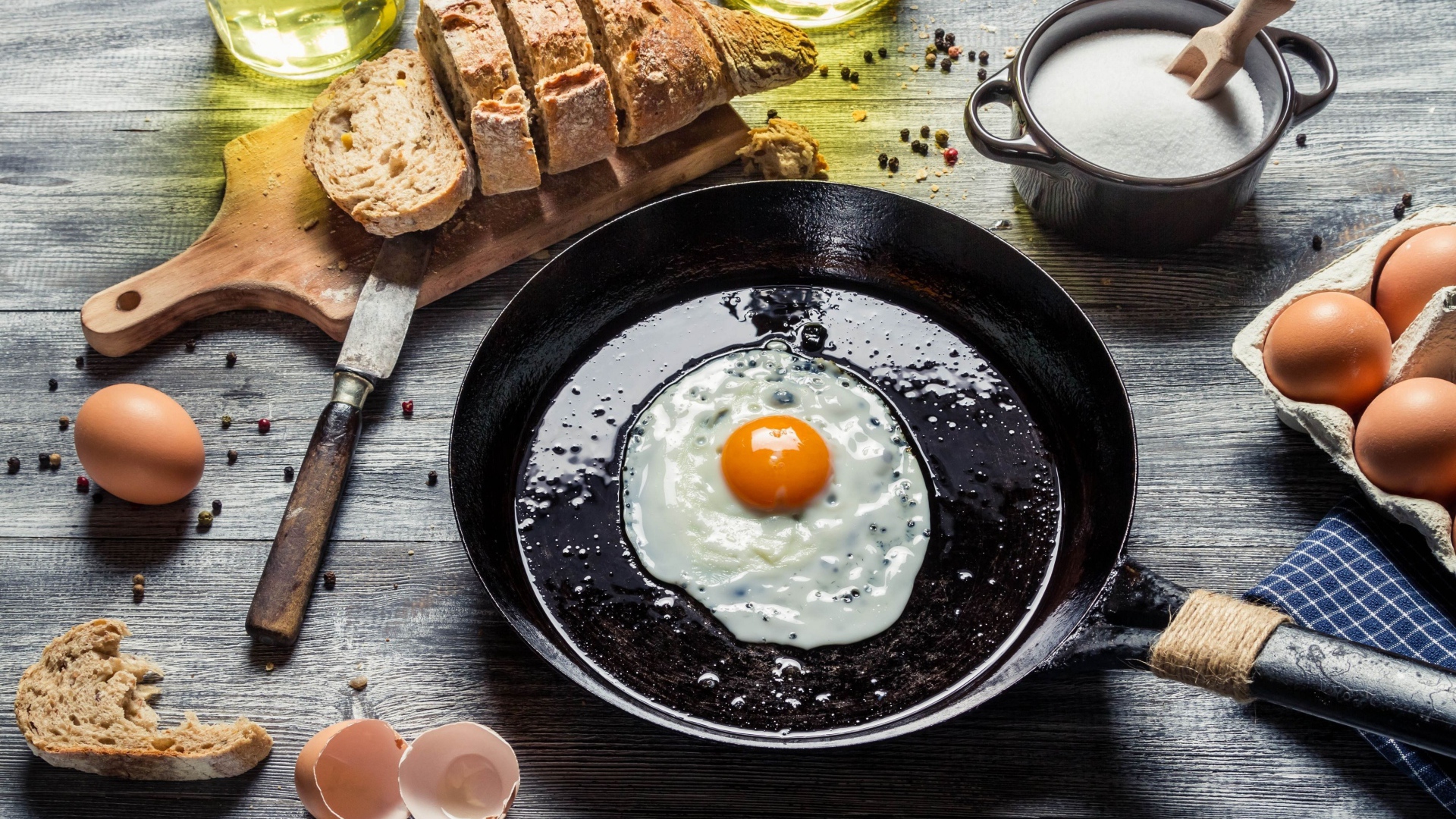 Глазунья с хлебом на завтрак