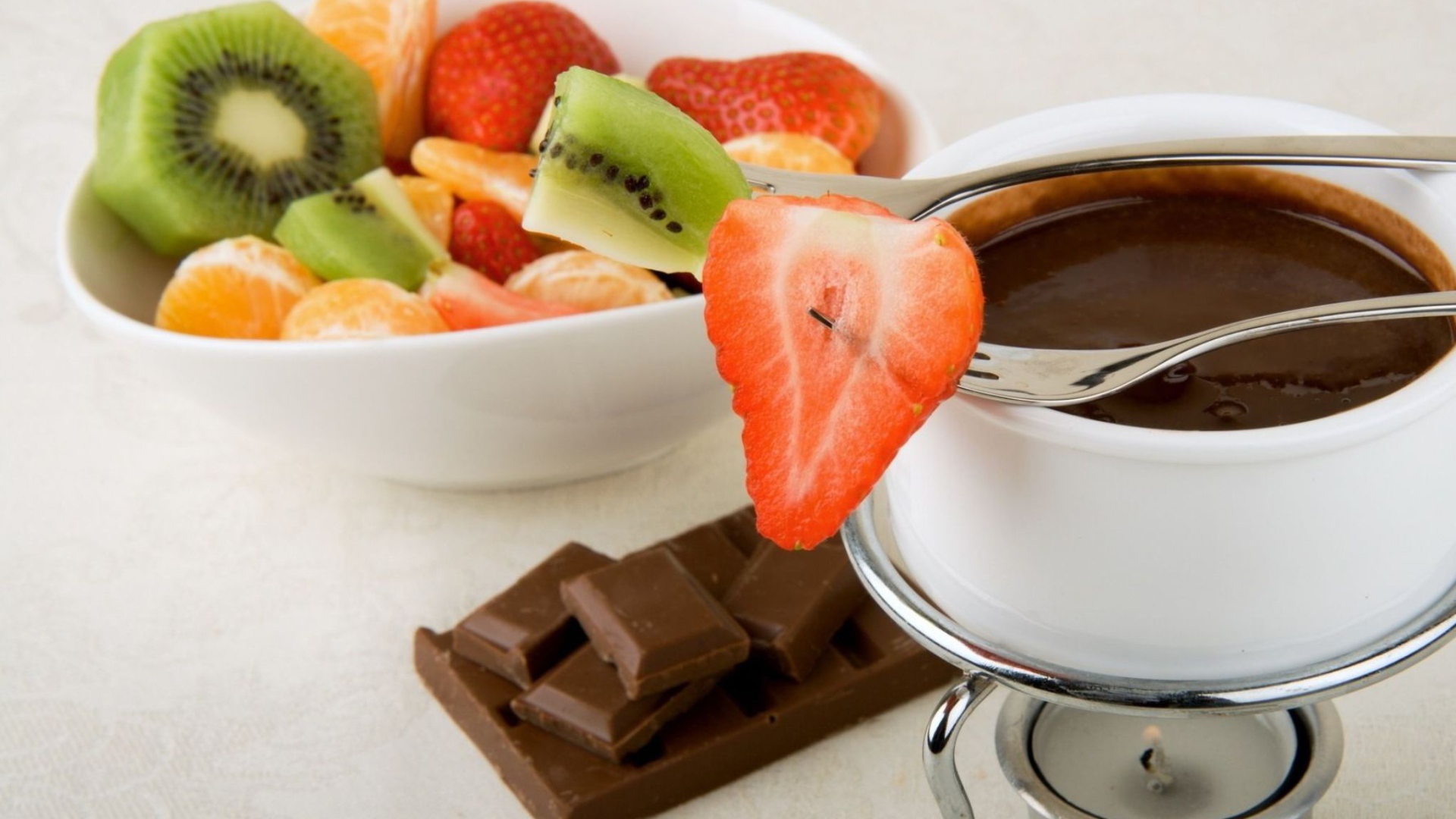 Фрукты с шоколадом