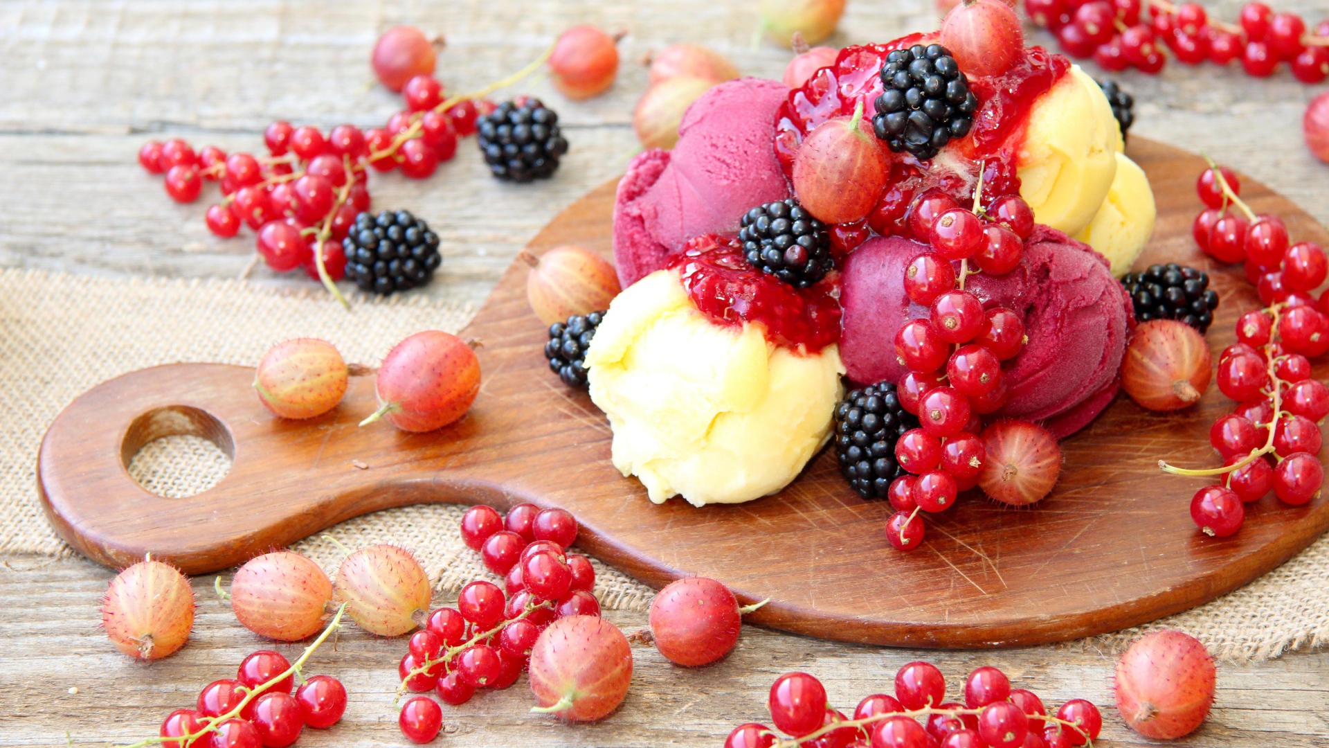 Мороженое и ягоды на разделочной доске