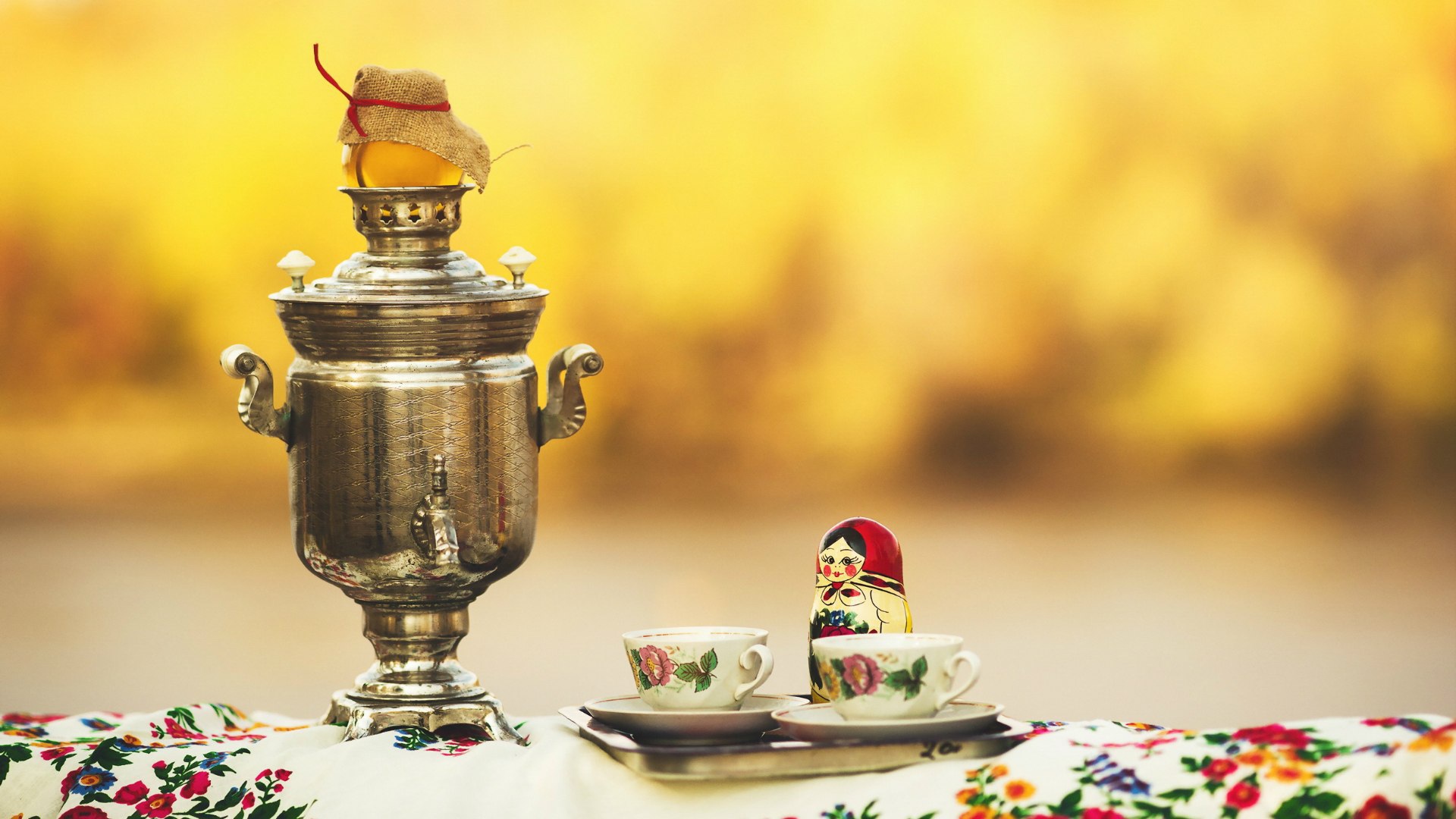 Чаепитие с русским самоваром