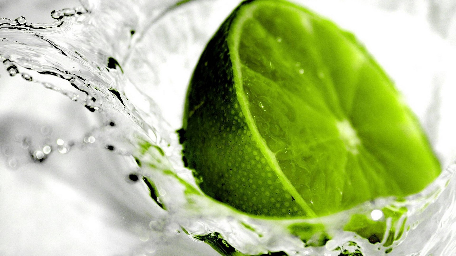 Половинка лайма в воде