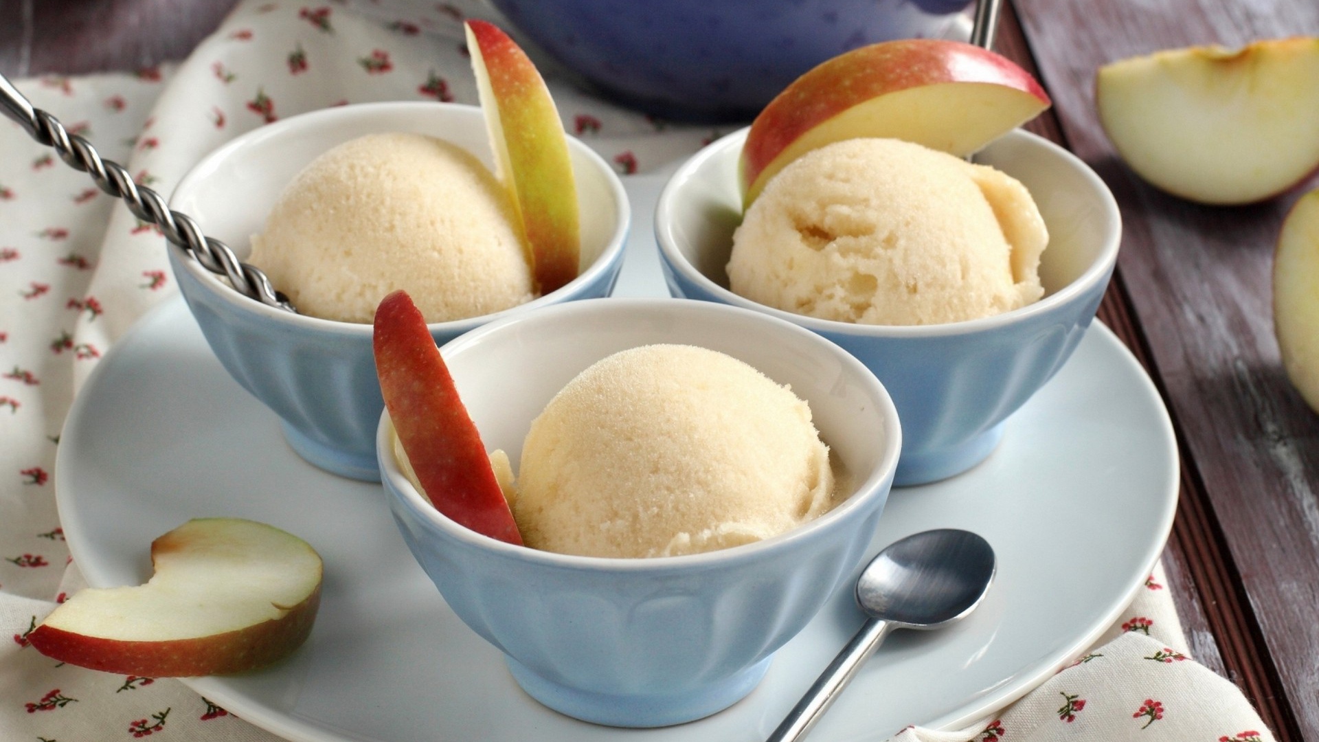 Мороженое из манго с ломтиками яблок