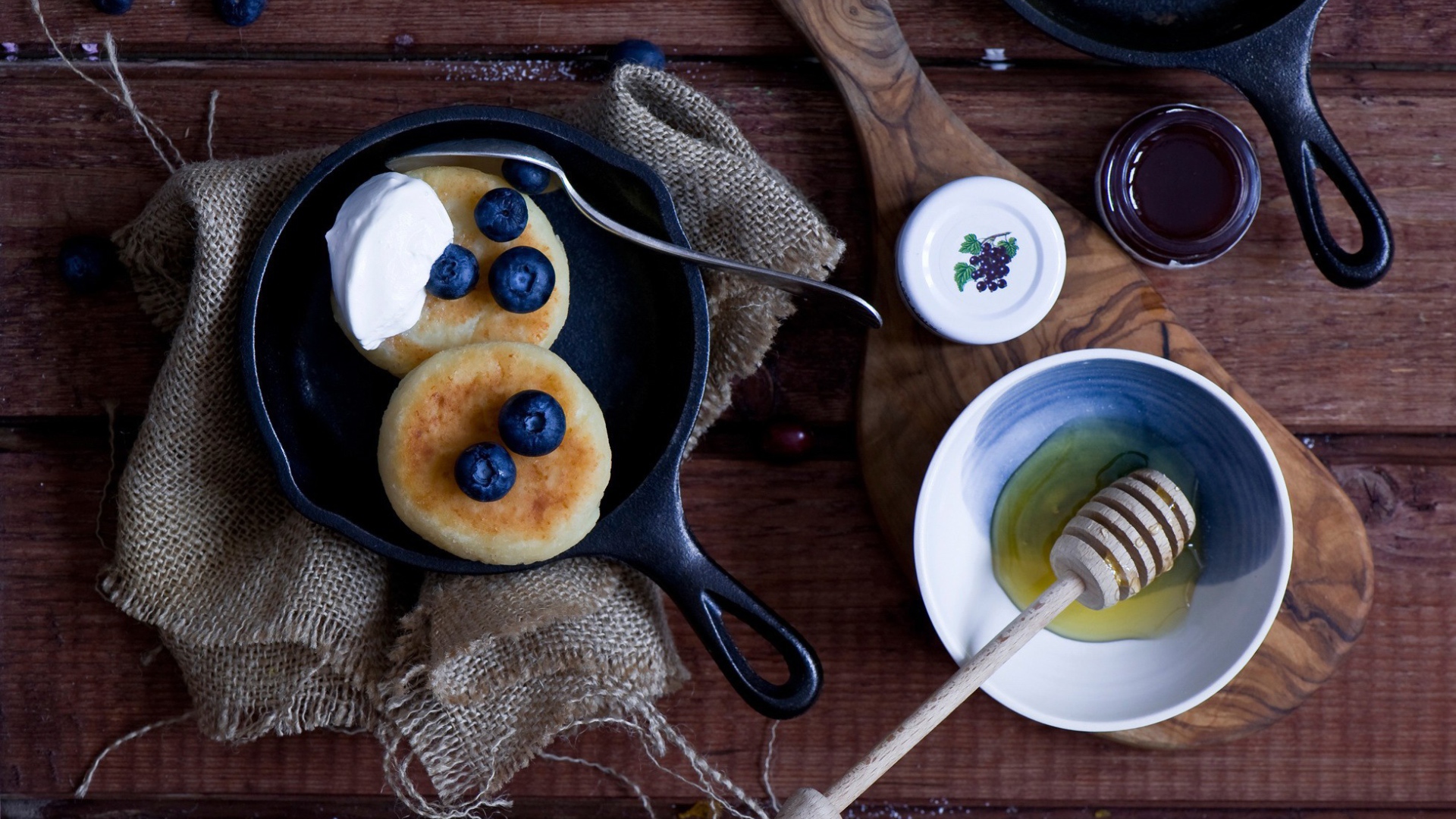 Оладьи с черникой и медом