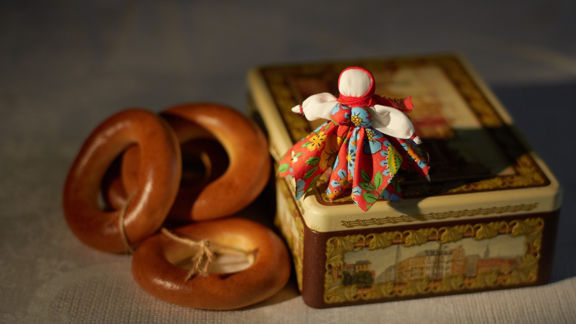 Несколько бубликов и коробка с чаем