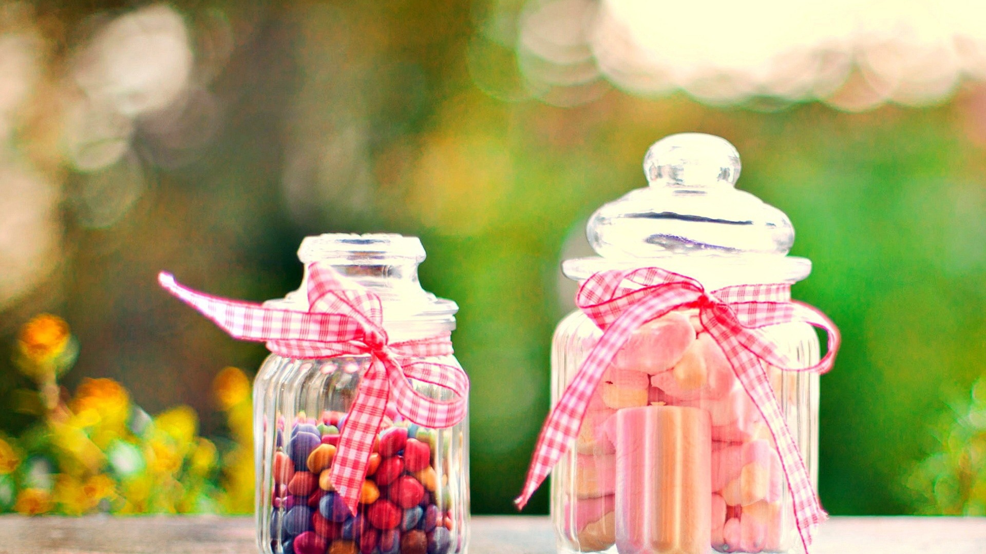 Конфеты в банках, повязанных лентой