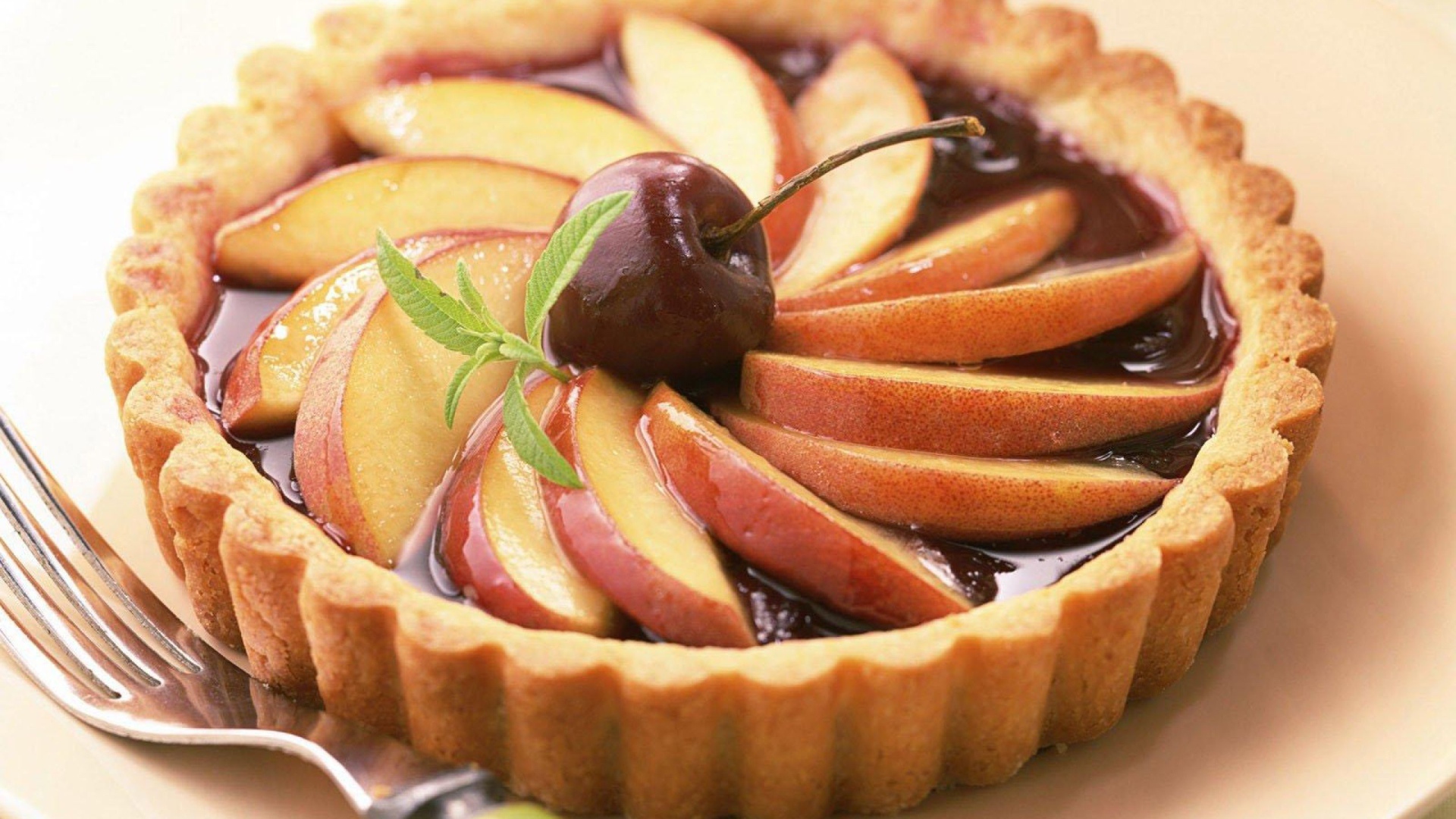 Вишня на яблочном десерте