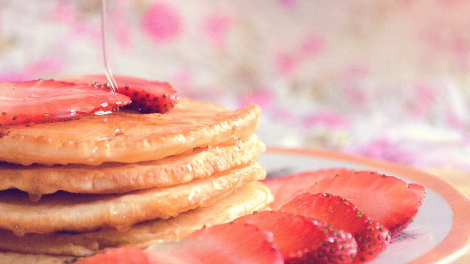 Блинчики с кусочками клубники