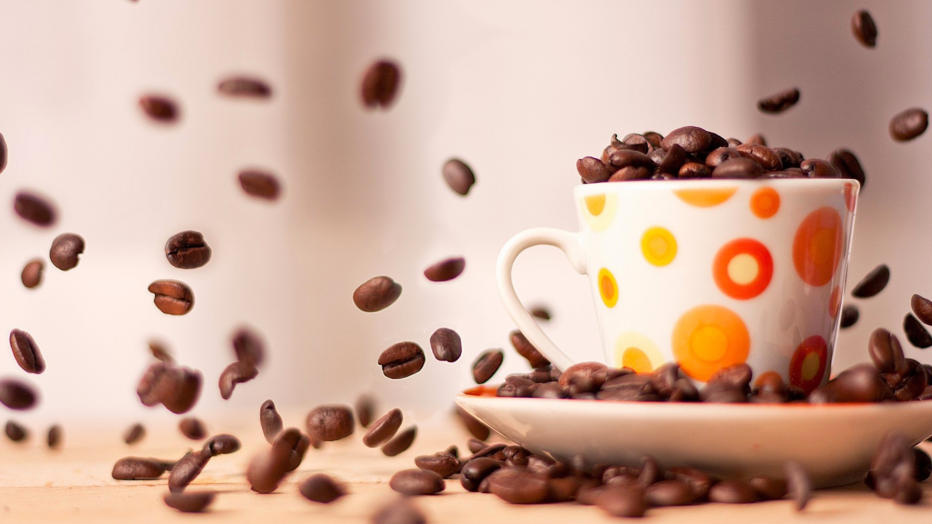 Чашка с кофе в зернах